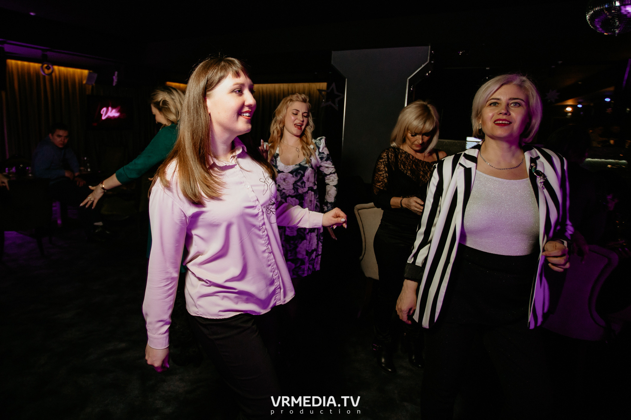 Международный женский день в караоке-баре «Volna»