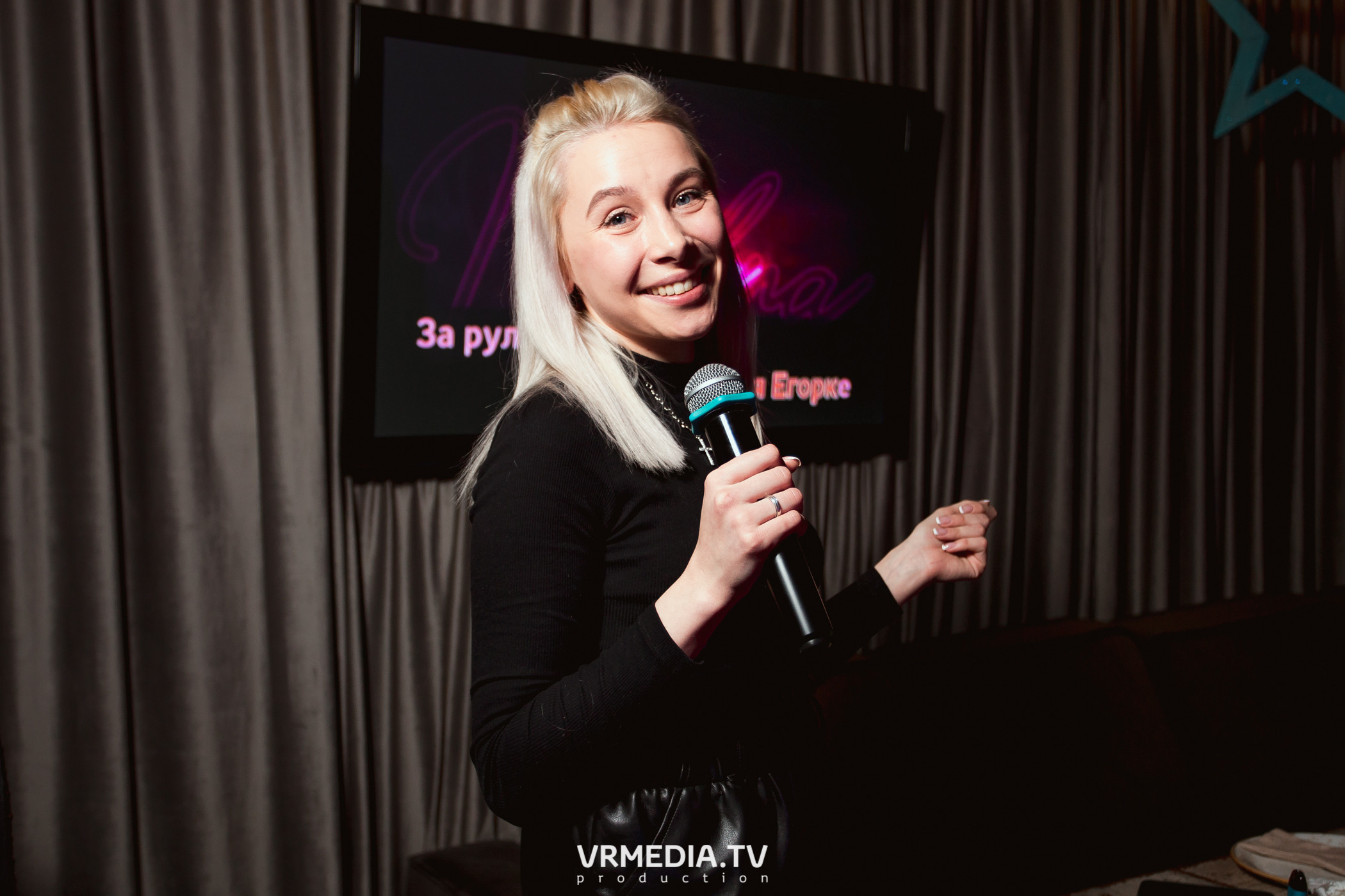 Международный женский день в караоке-баре «Volna»