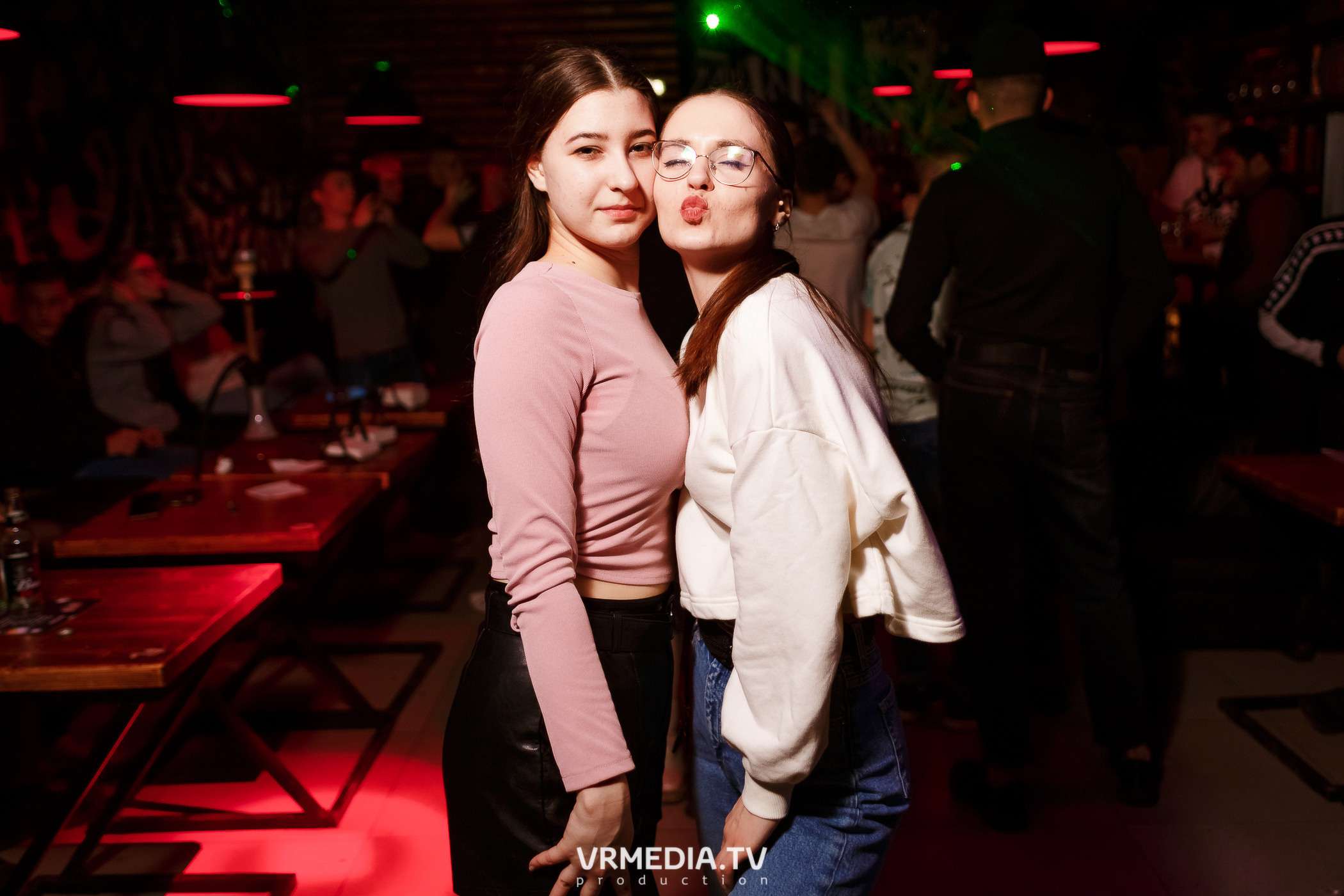 Выходные в баре «Глотай»