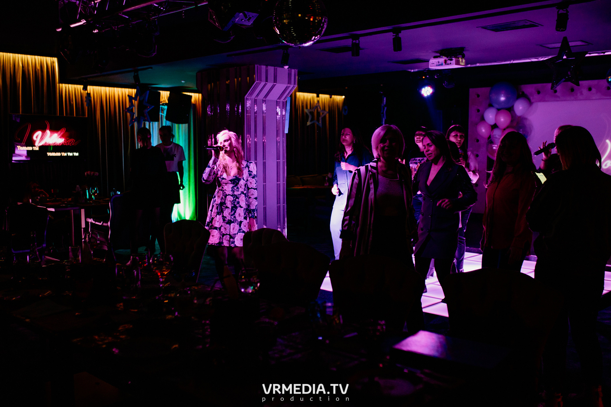 Международный женский день в караоке-баре «Volna»