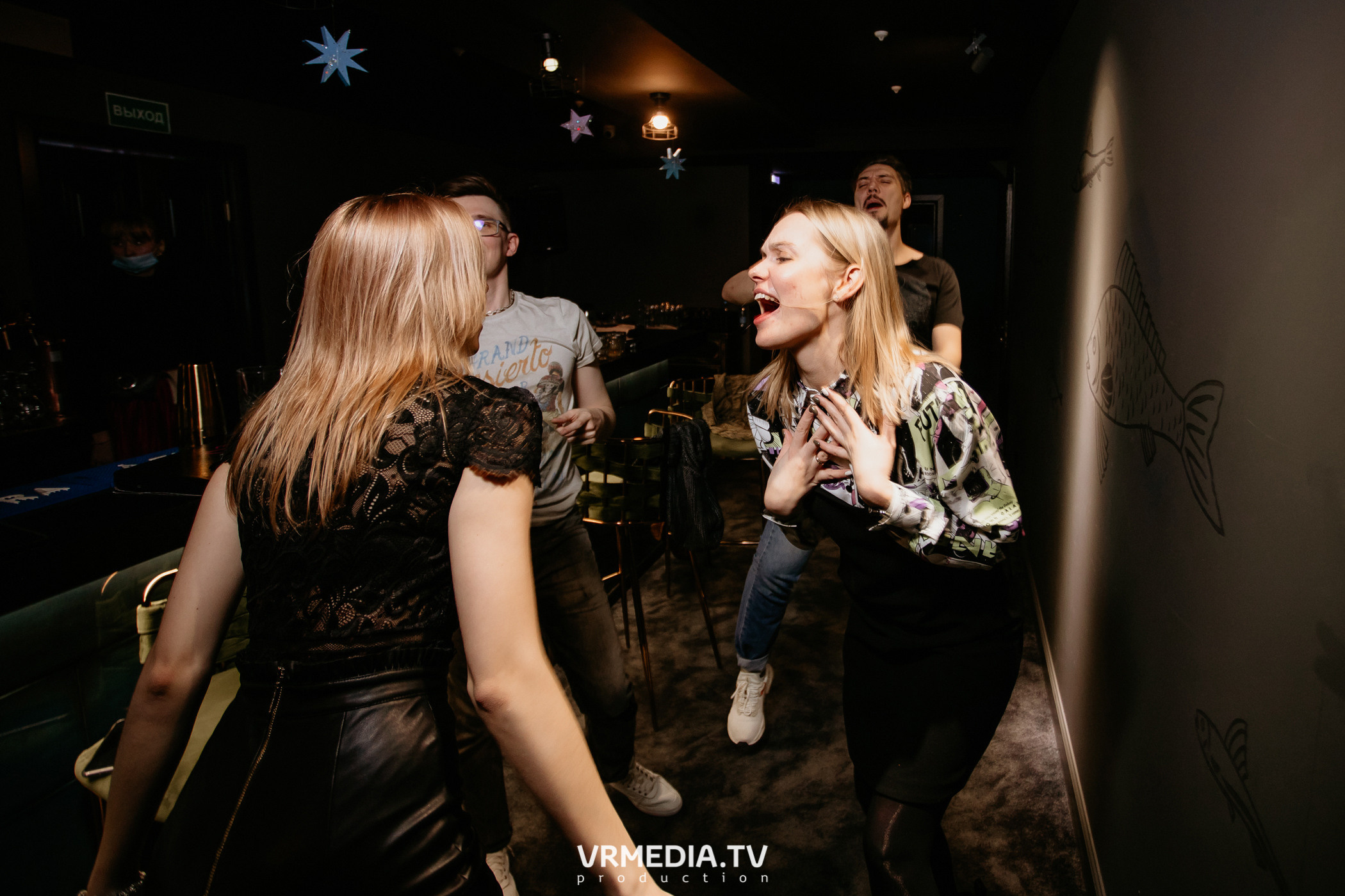 Международный женский день в караоке-баре «Volna»