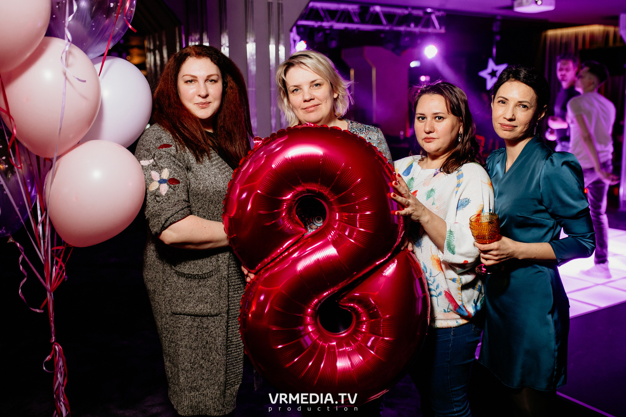 Международный женский день в караоке-баре «Volna»