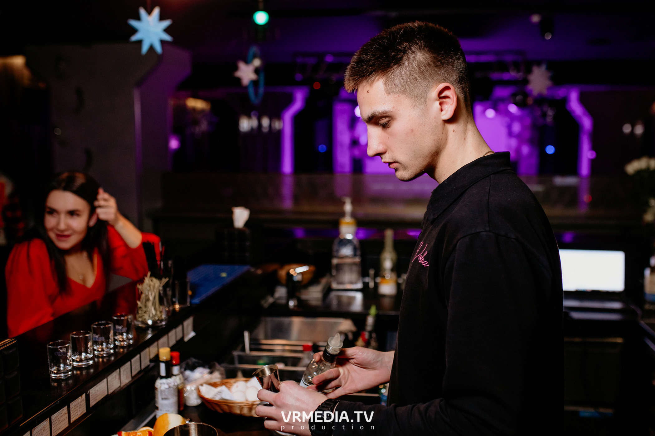 Международный женский день в караоке-баре «Volna»