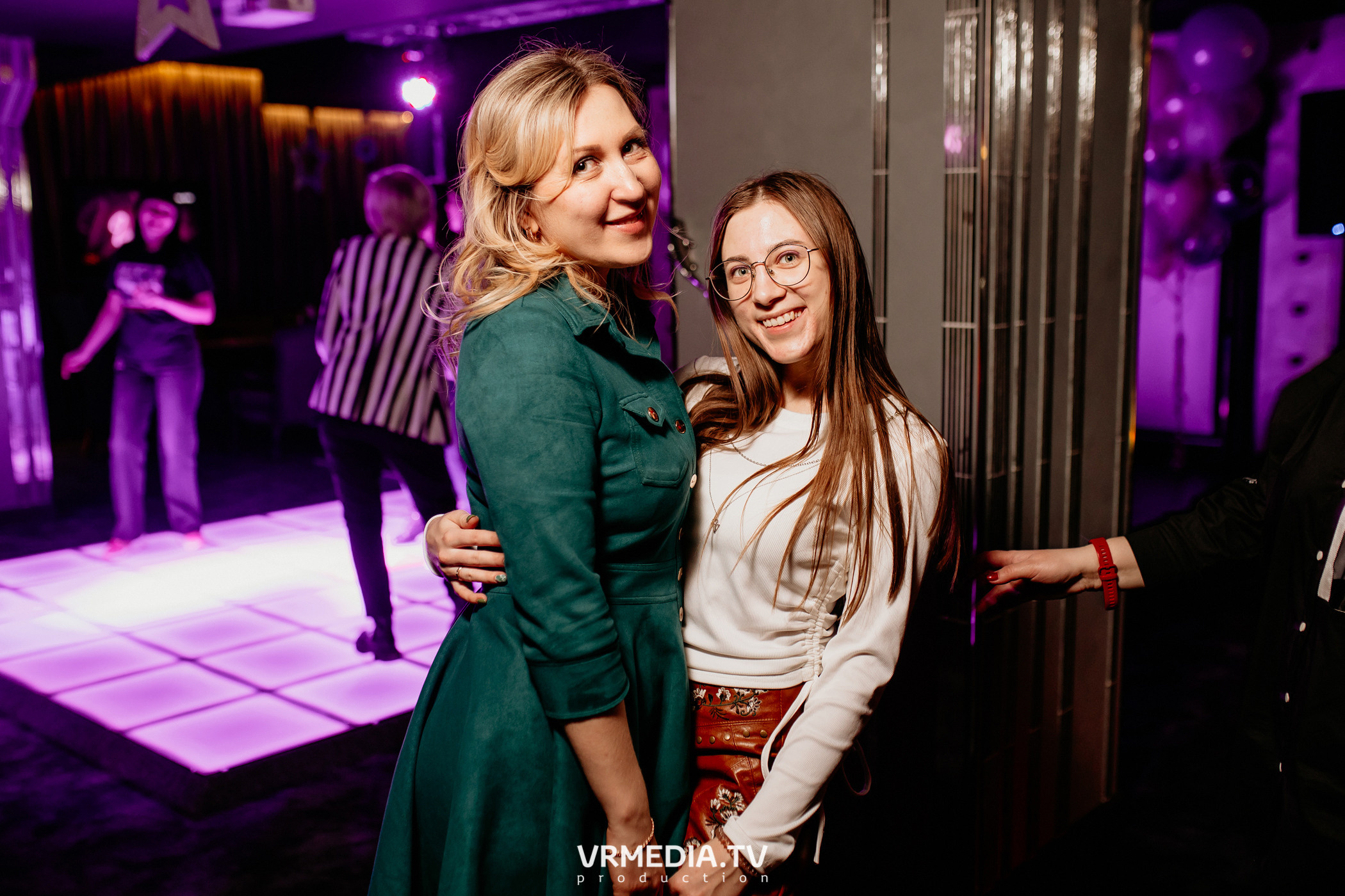 Международный женский день в караоке-баре «Volna»