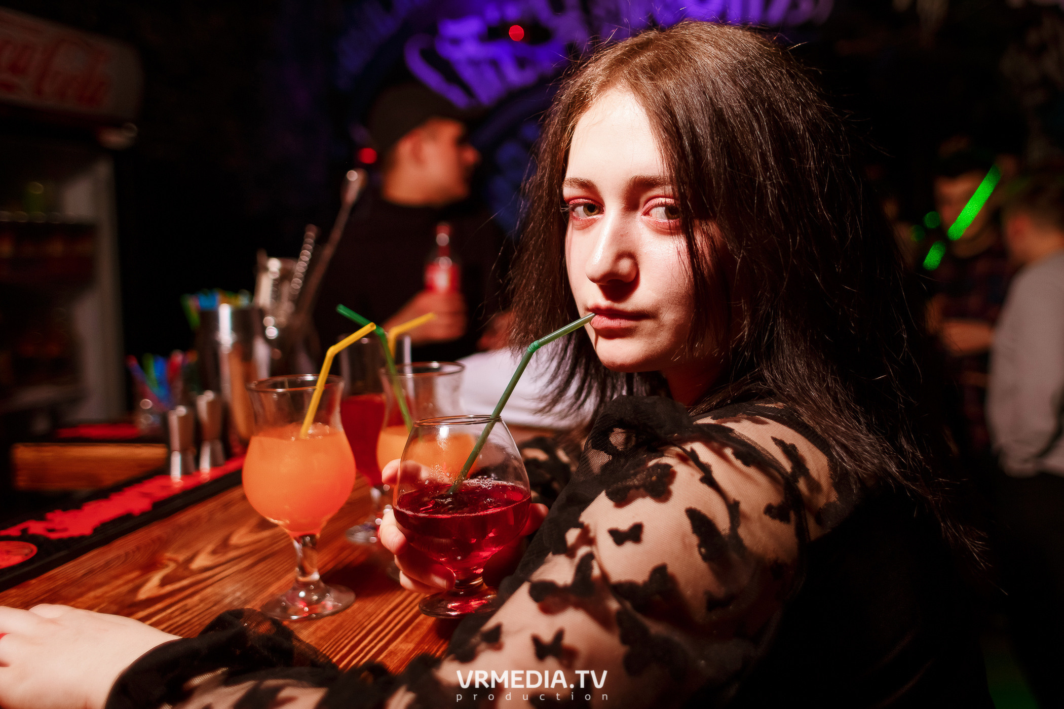 Выходные в баре «Глотай»