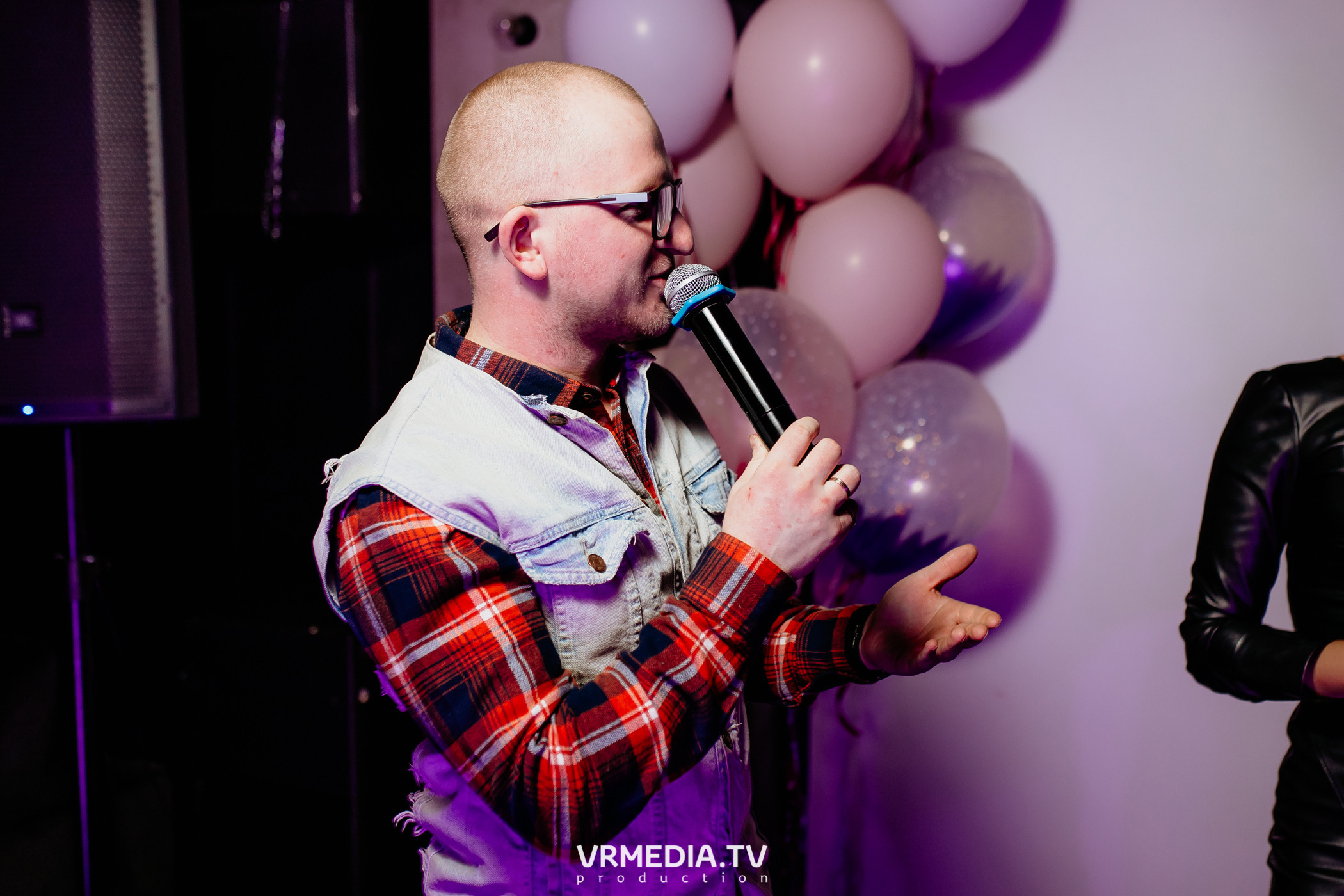 Международный женский день в караоке-баре «Volna»