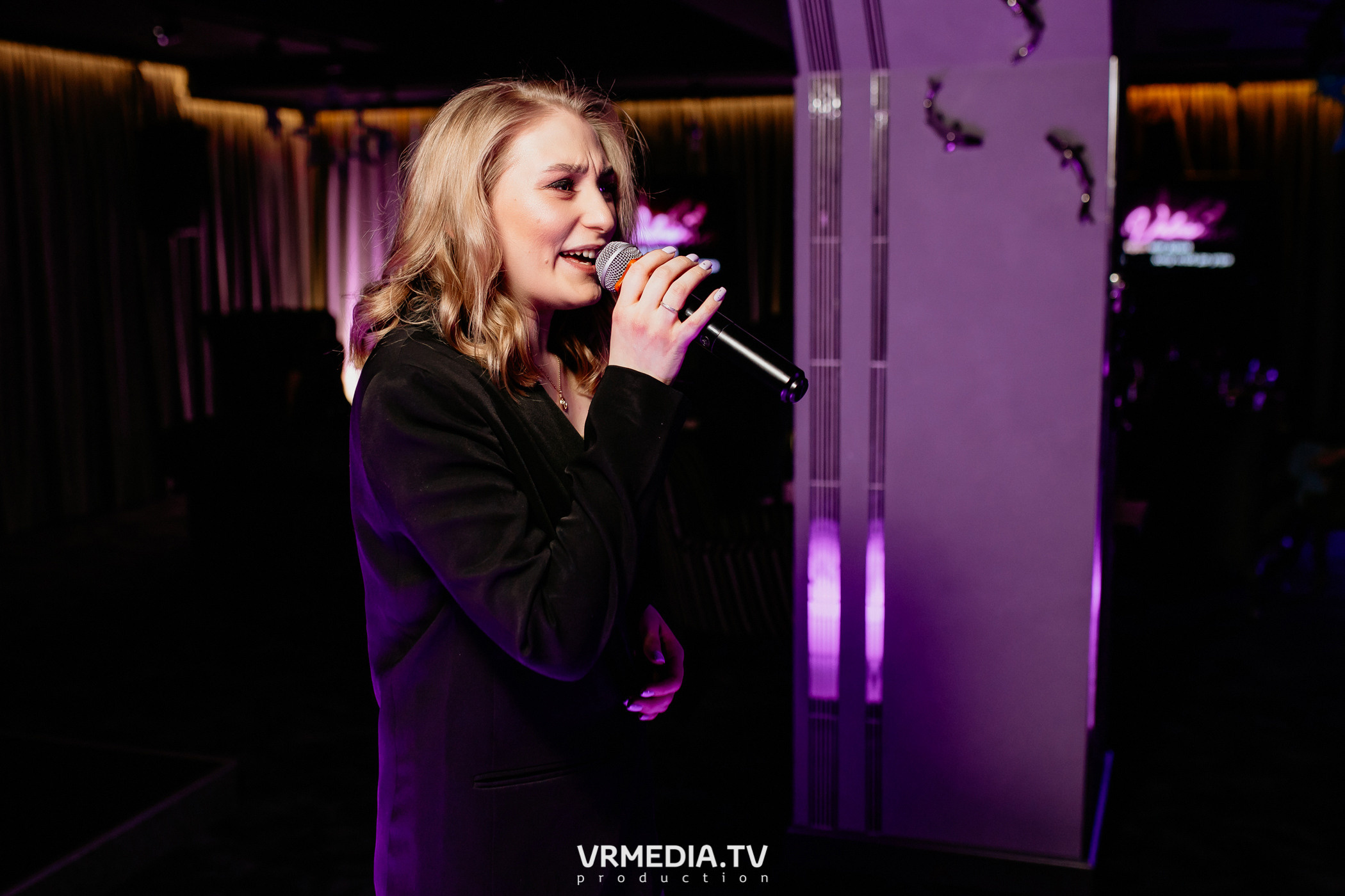 Международный женский день в караоке-баре «Volna»