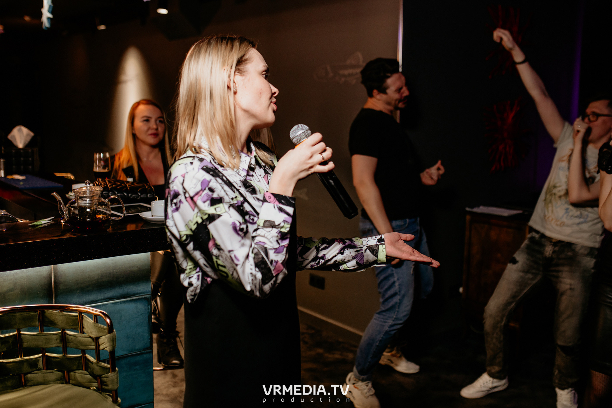 Международный женский день в караоке-баре «Volna»