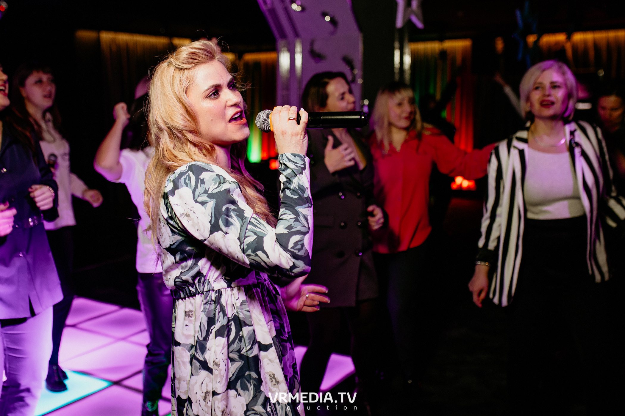 Международный женский день в караоке-баре «Volna»