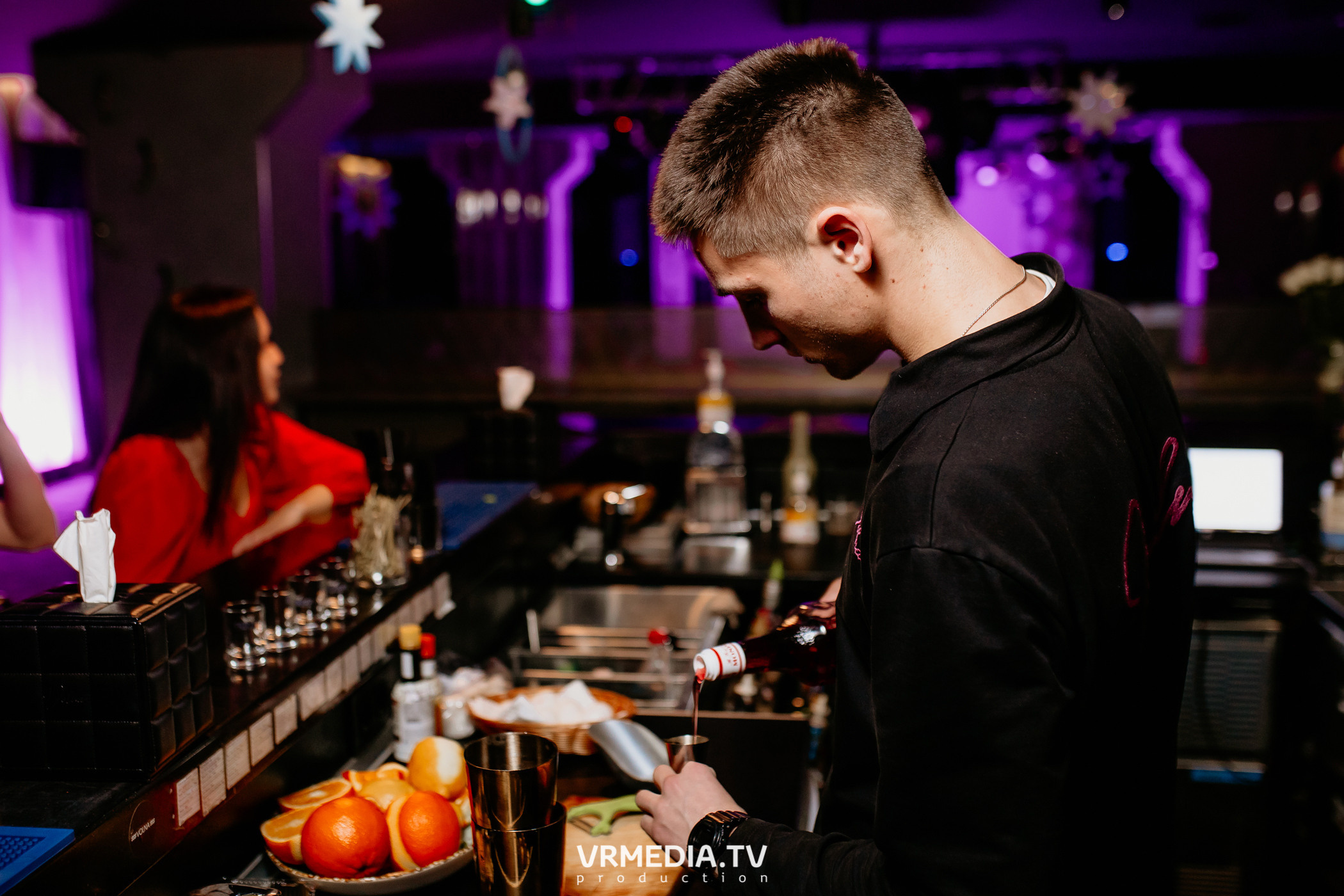 Международный женский день в караоке-баре «Volna»