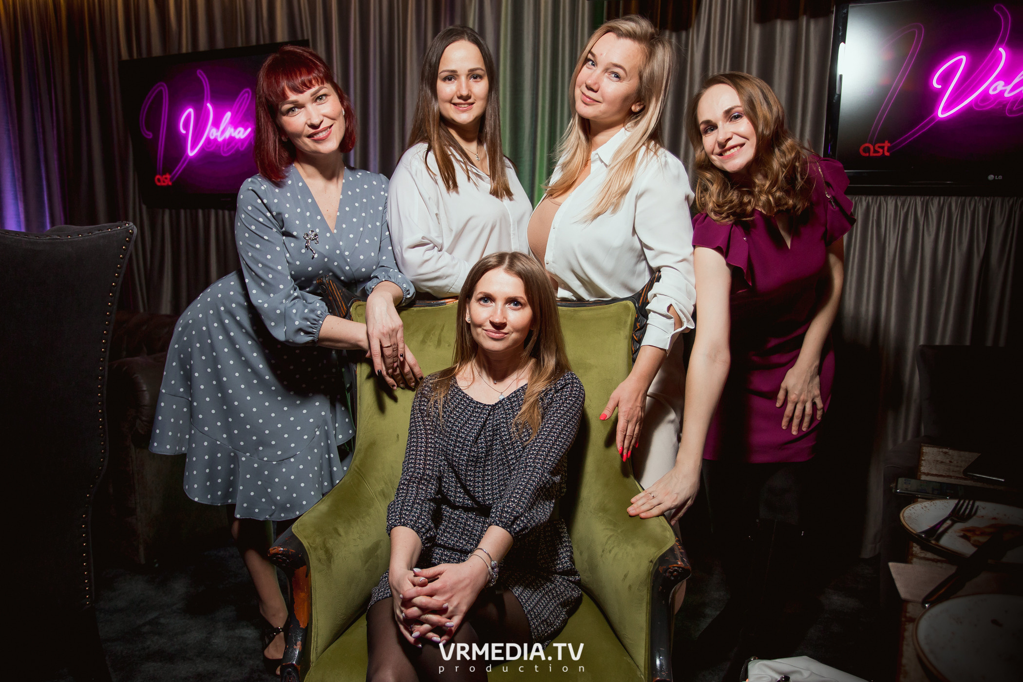 Международный женский день в караоке-баре «Volna»