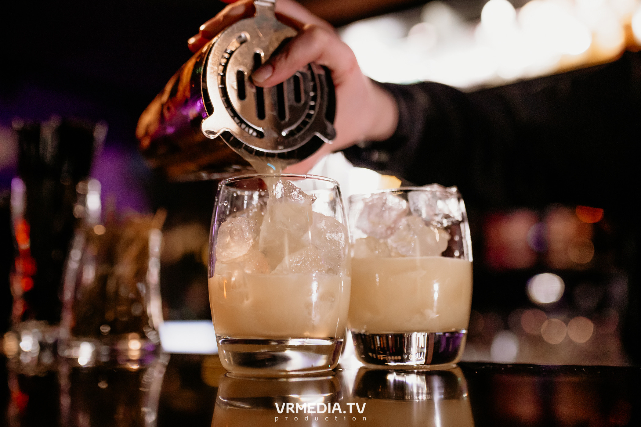 Международный женский день в караоке-баре «Volna»