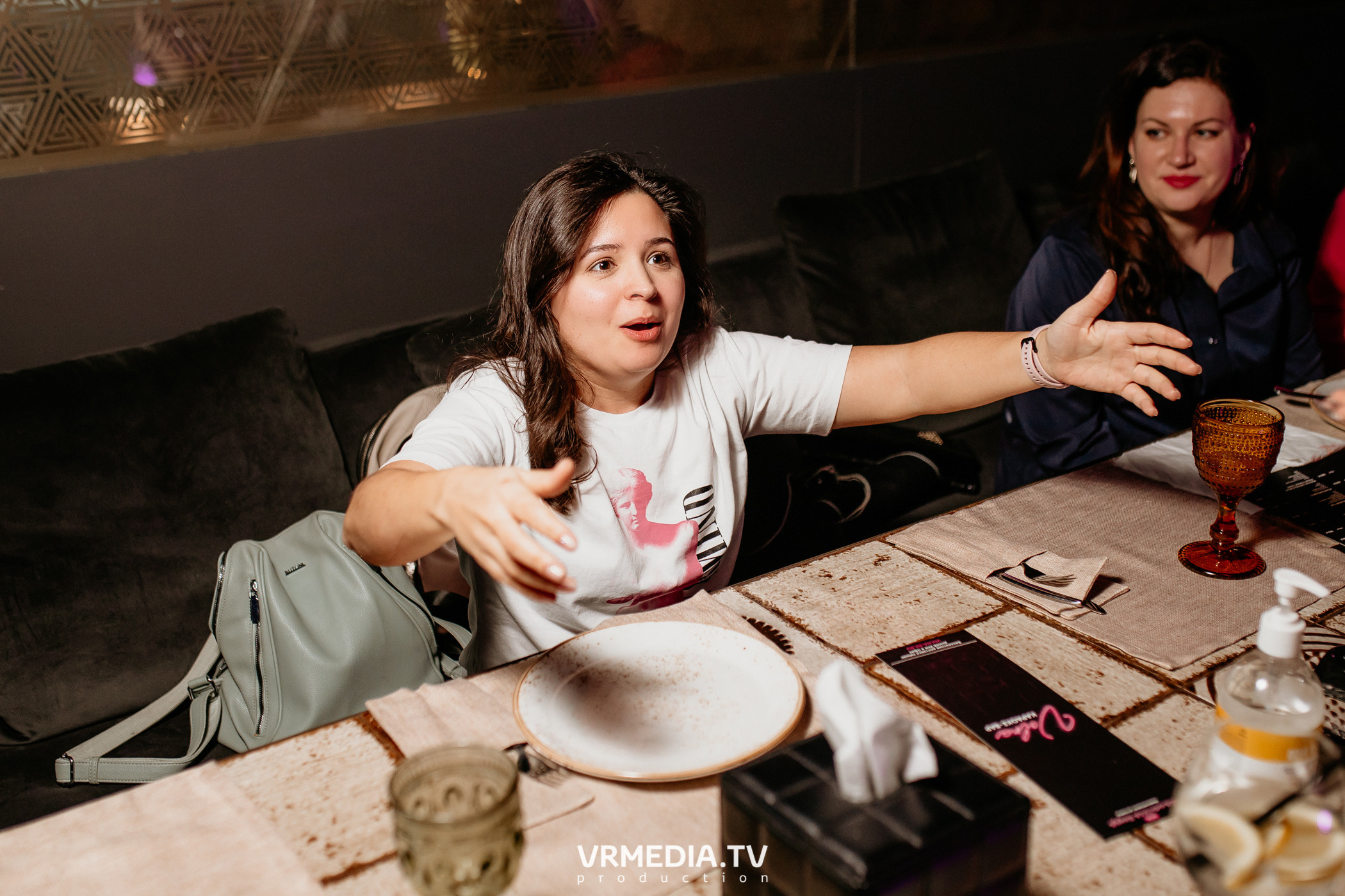 Международный женский день в караоке-баре «Volna»