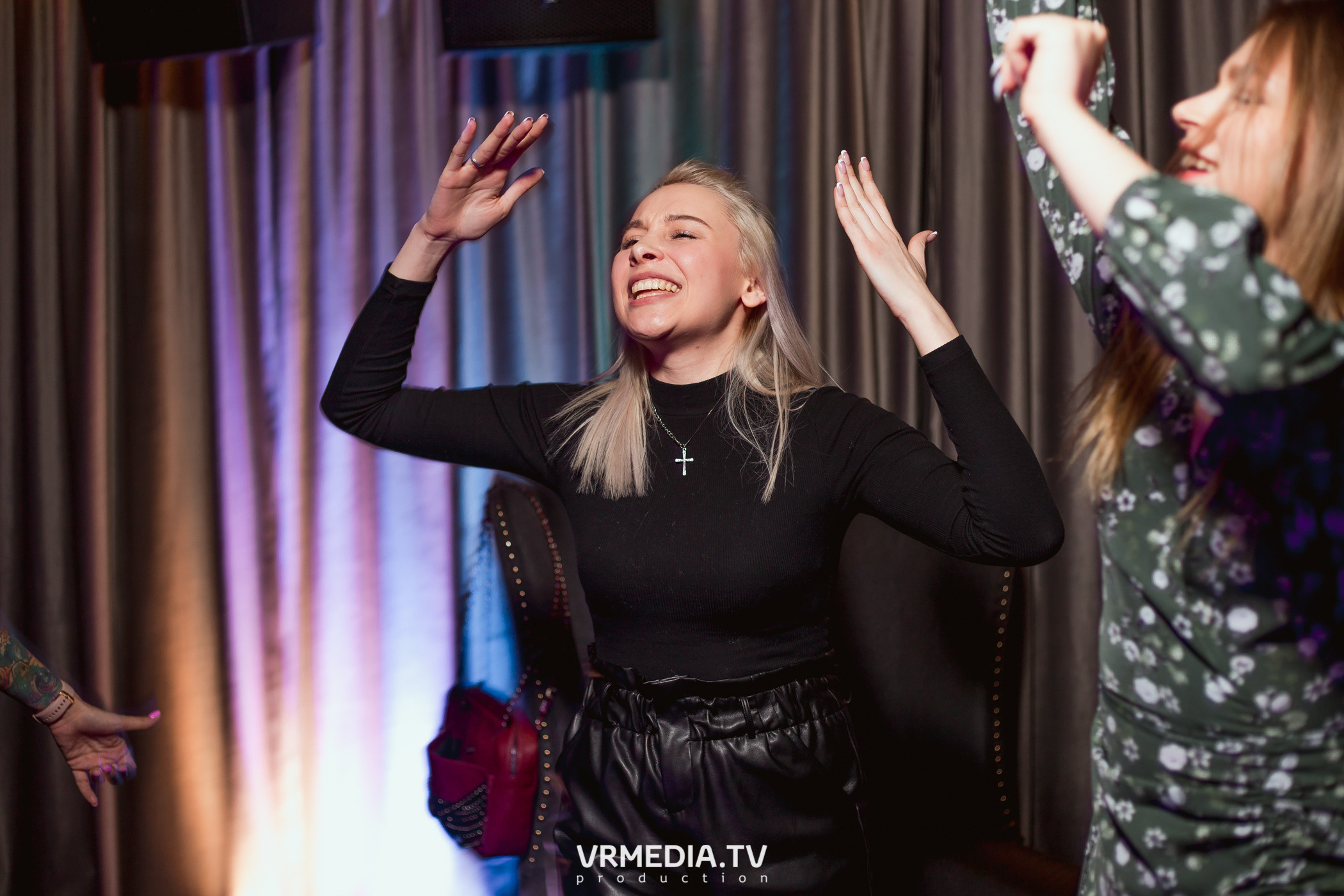 Международный женский день в караоке-баре «Volna»