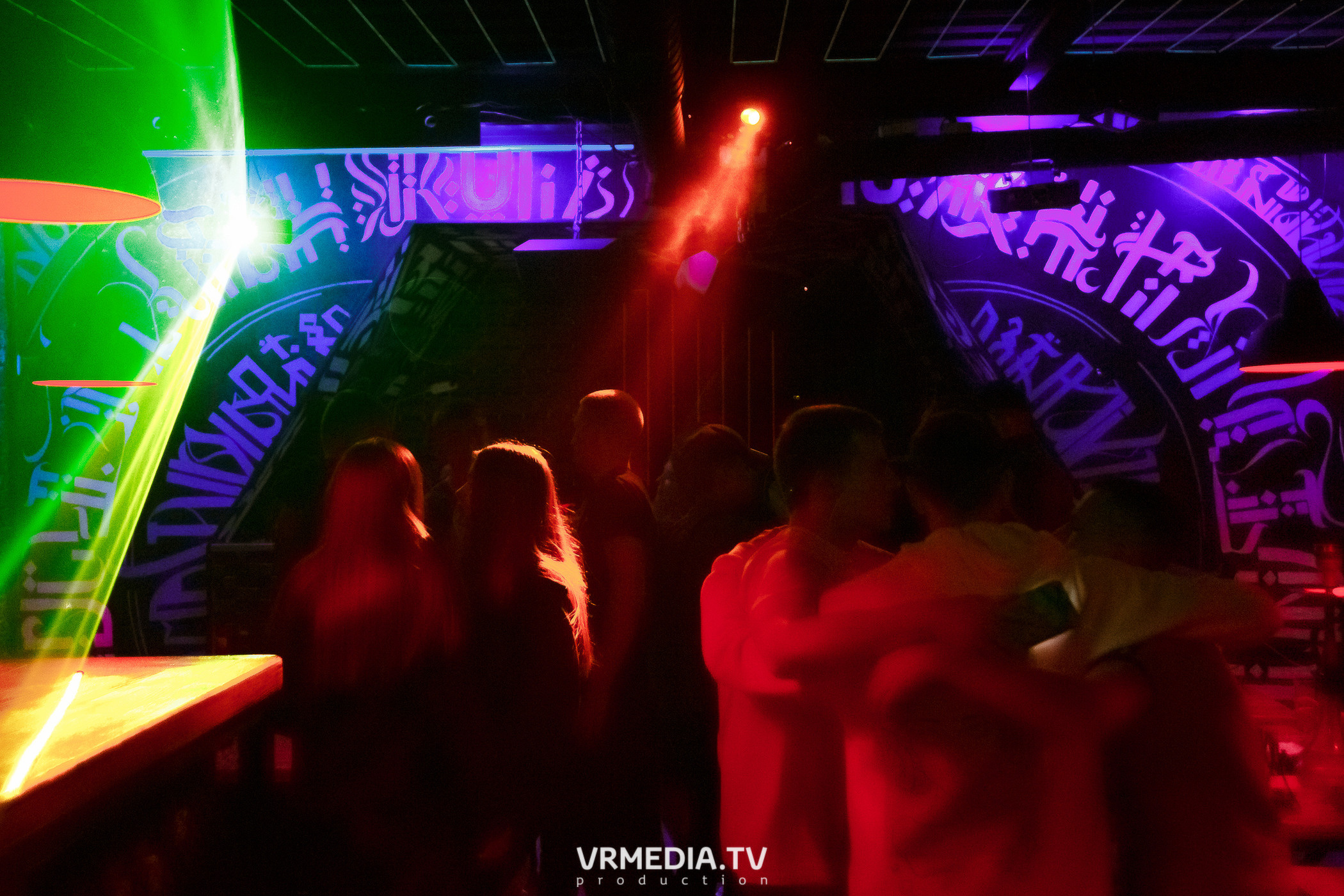 Выходные в баре «Глотай»