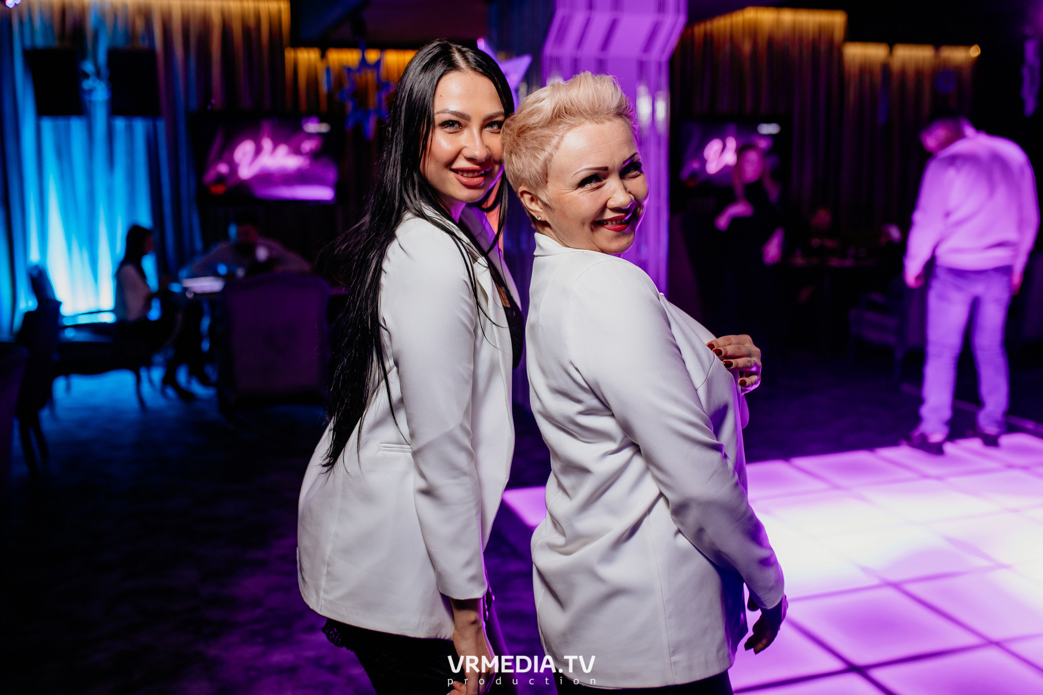 Международный женский день в караоке-баре «Volna»