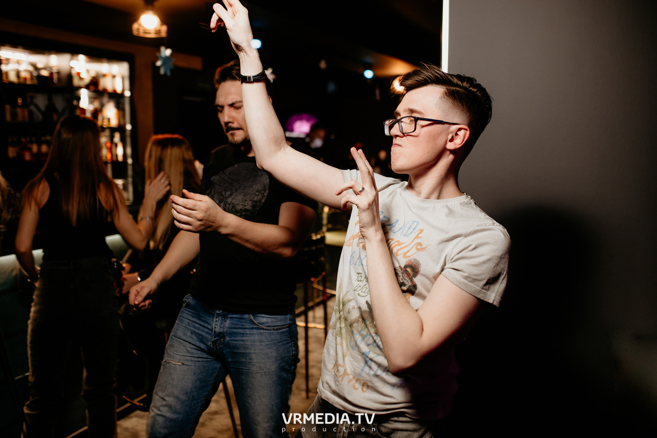 Международный женский день в караоке-баре «Volna»