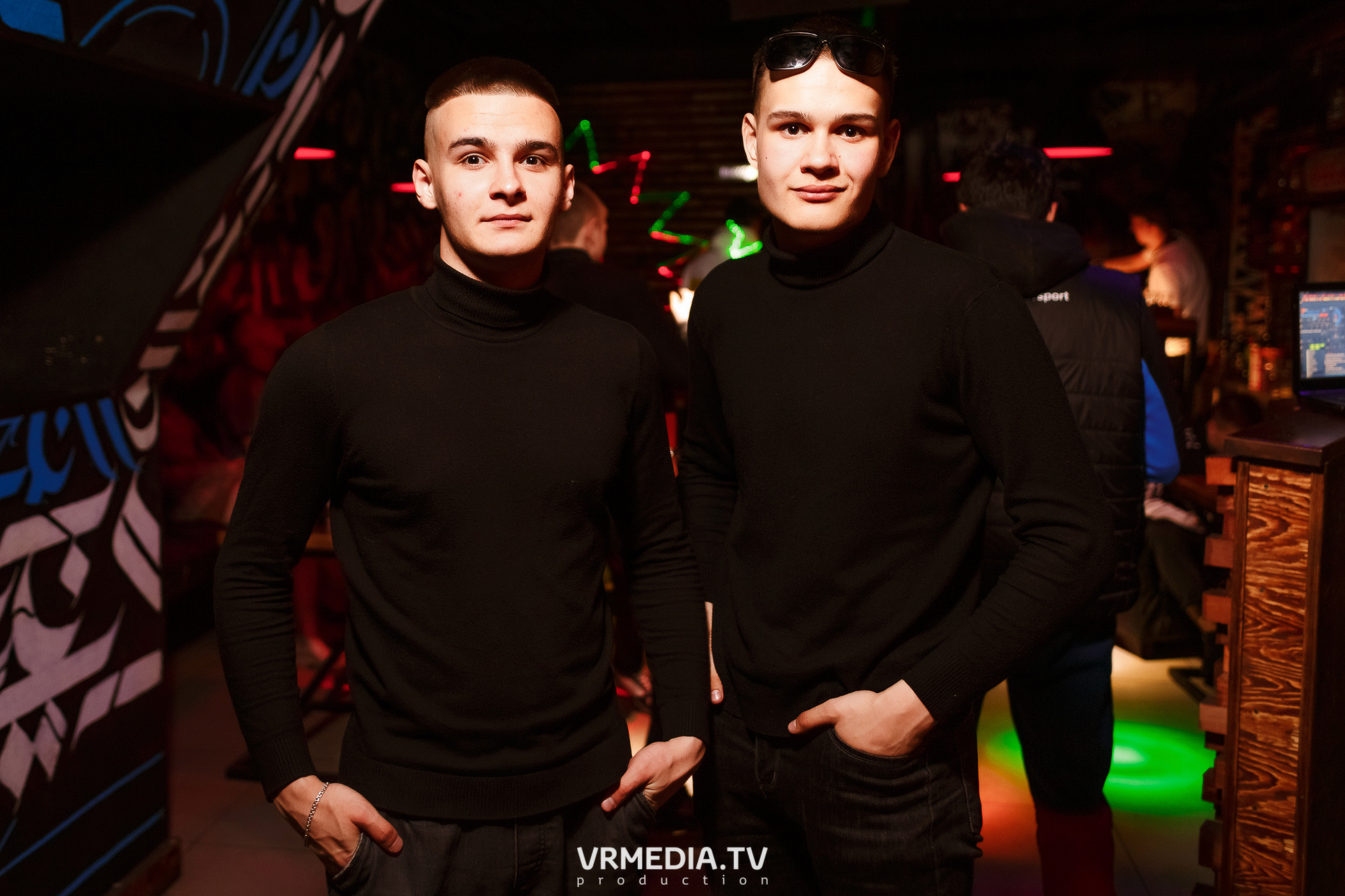 Выходные в баре «Глотай»