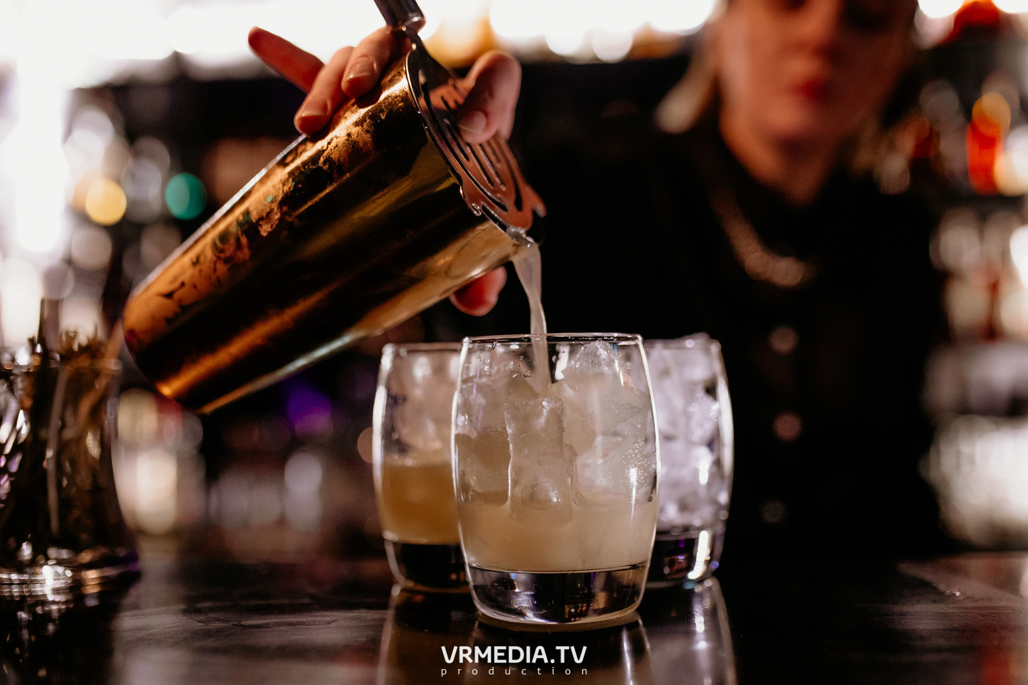 Международный женский день в караоке-баре «Volna»