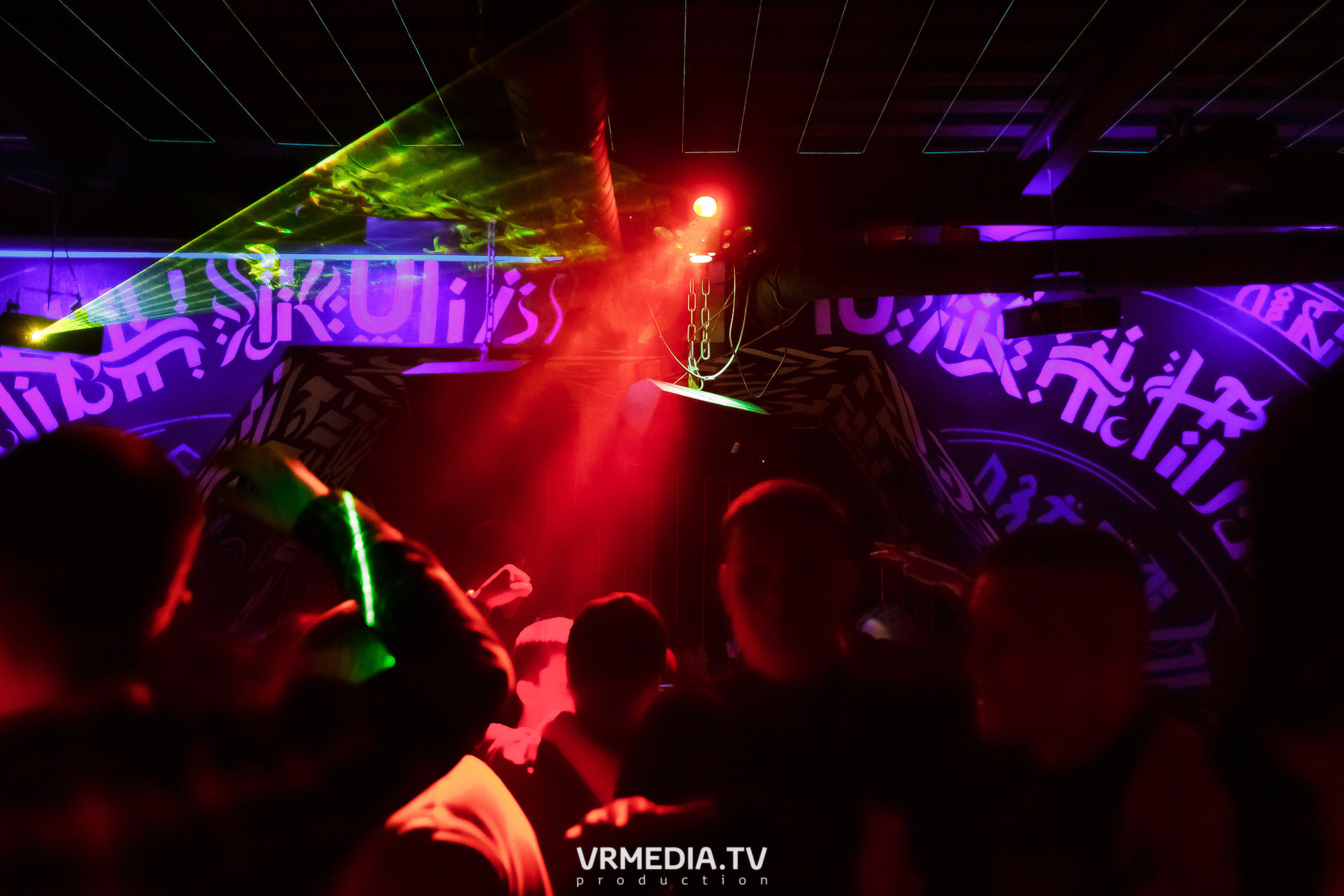 Выходные в баре «Глотай»