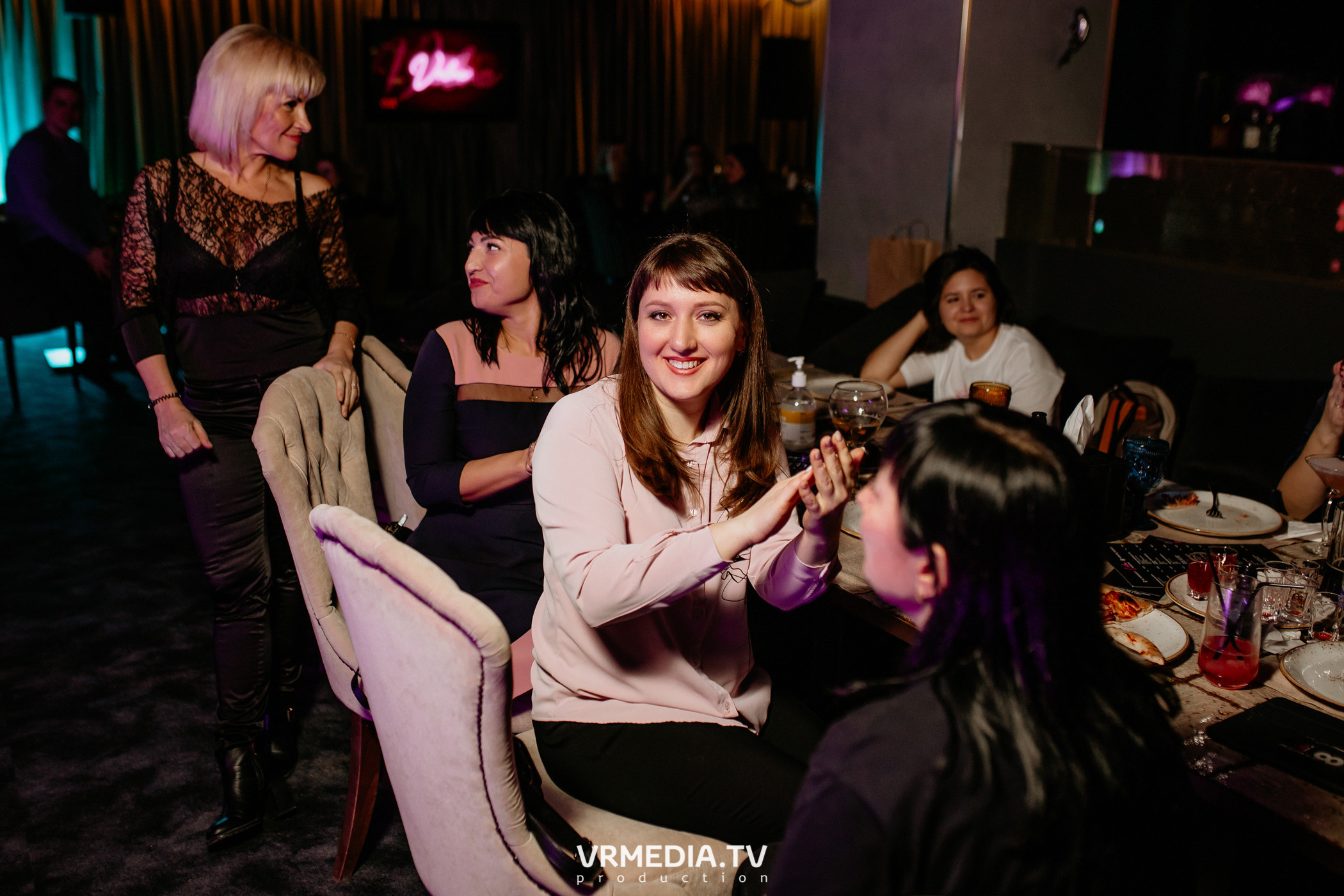 Международный женский день в караоке-баре «Volna»