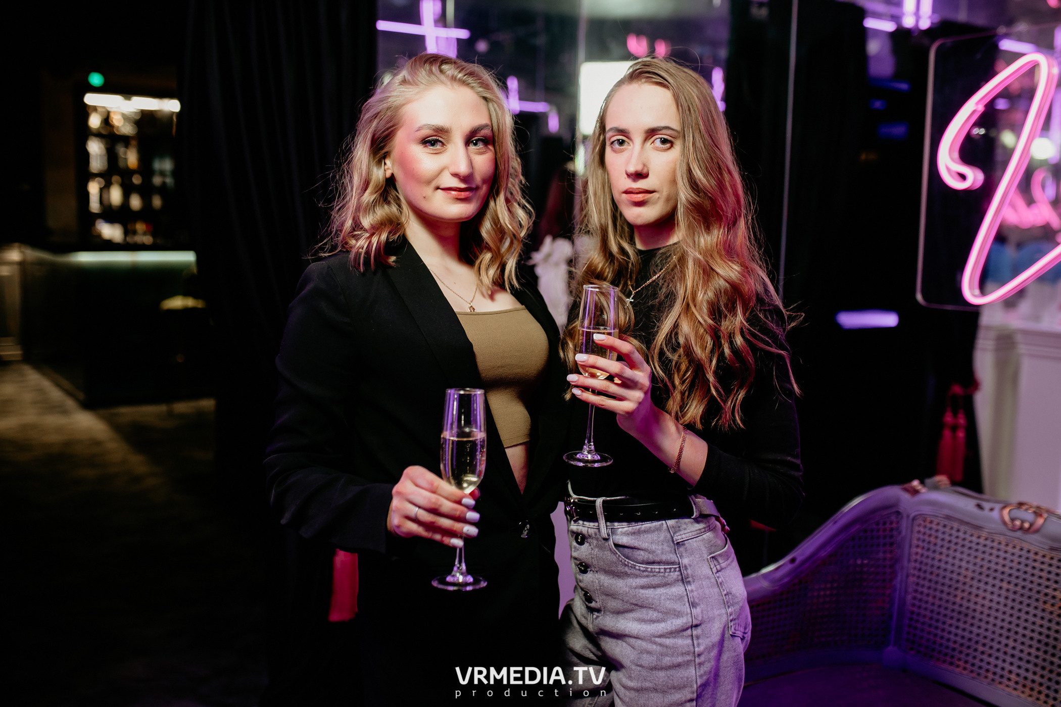 Международный женский день в караоке-баре «Volna»