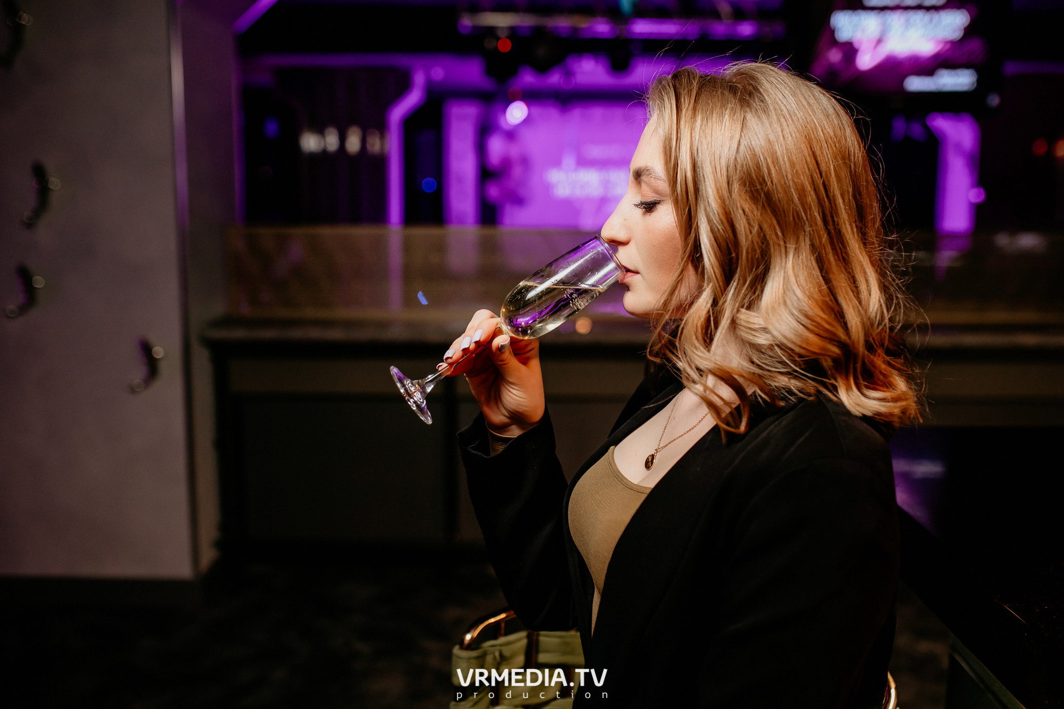 Международный женский день в караоке-баре «Volna»