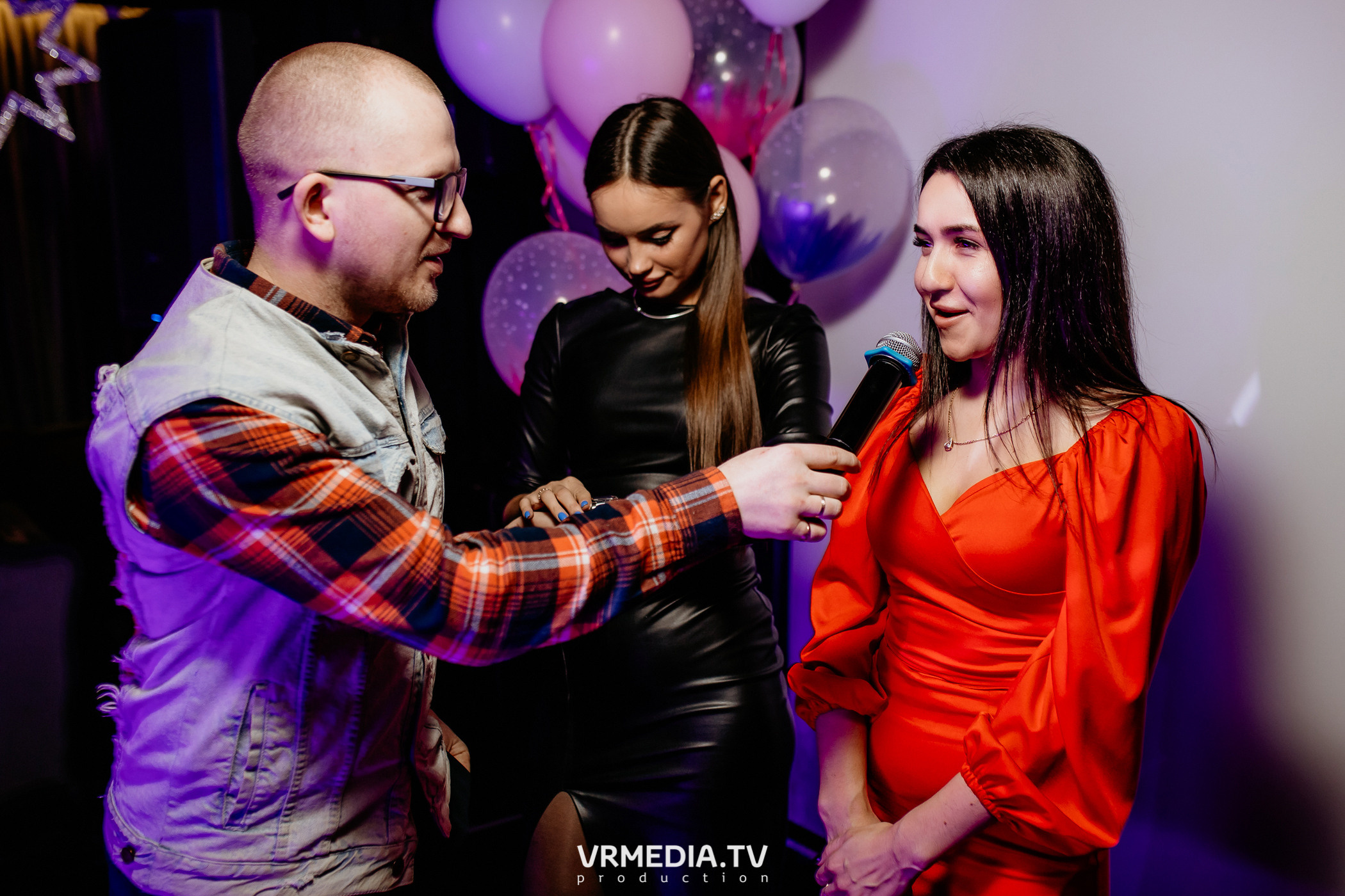 Международный женский день в караоке-баре «Volna»