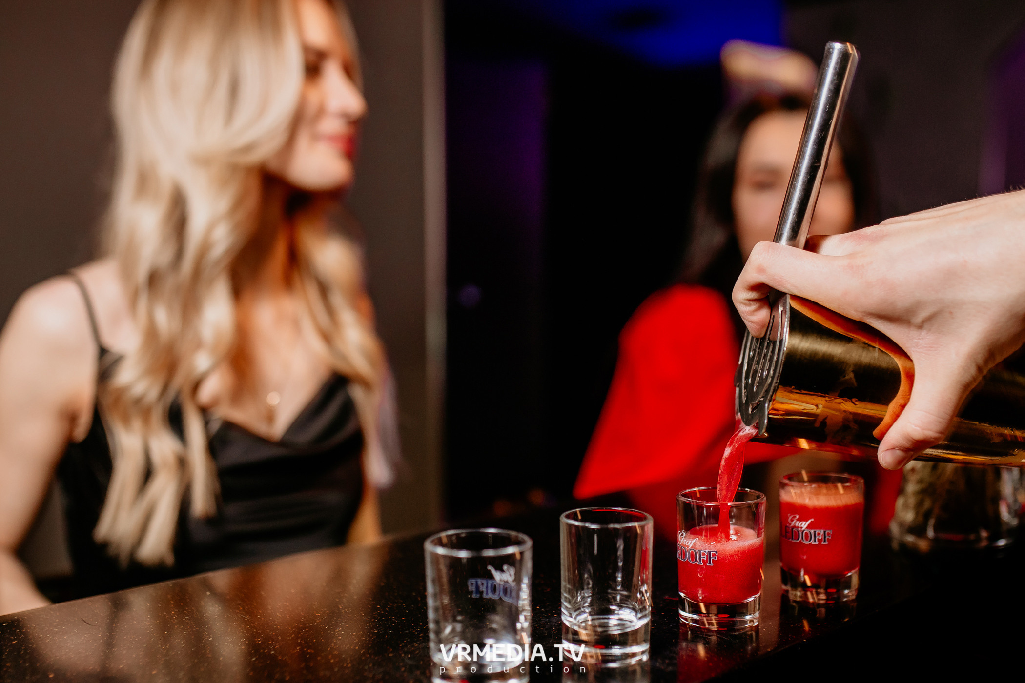 Международный женский день в караоке-баре «Volna»