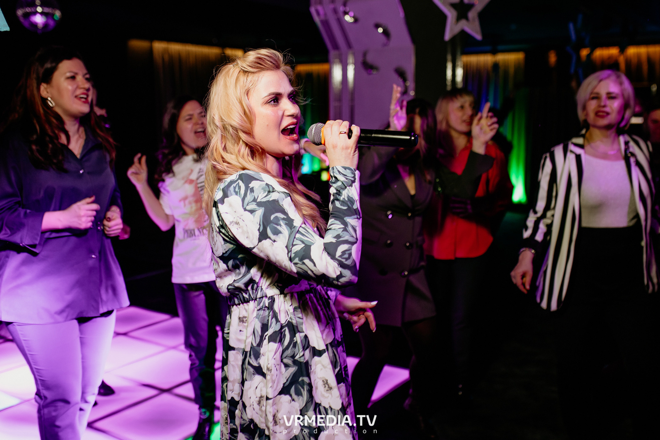 Международный женский день в караоке-баре «Volna»