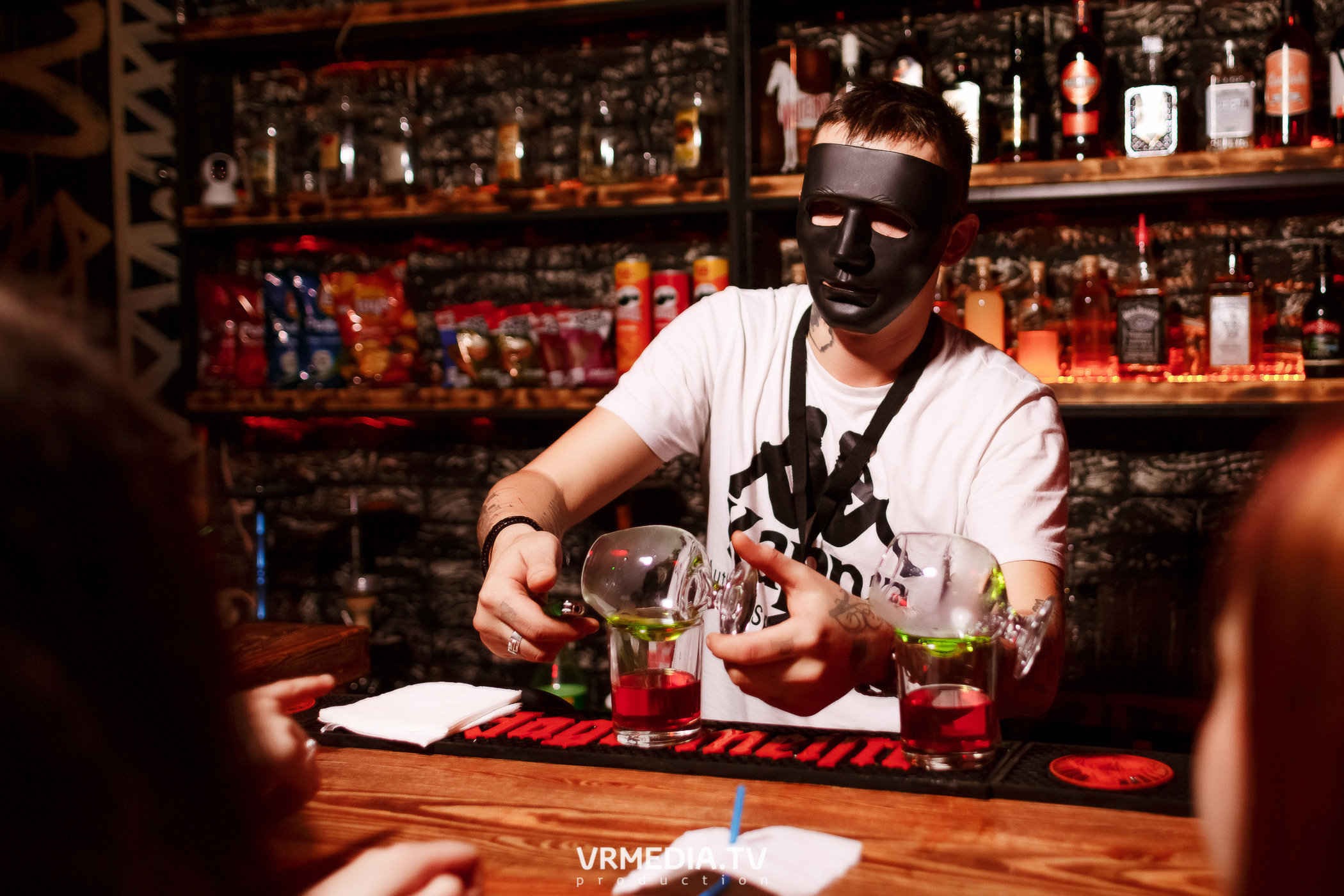 Выходные в баре «Глотай»