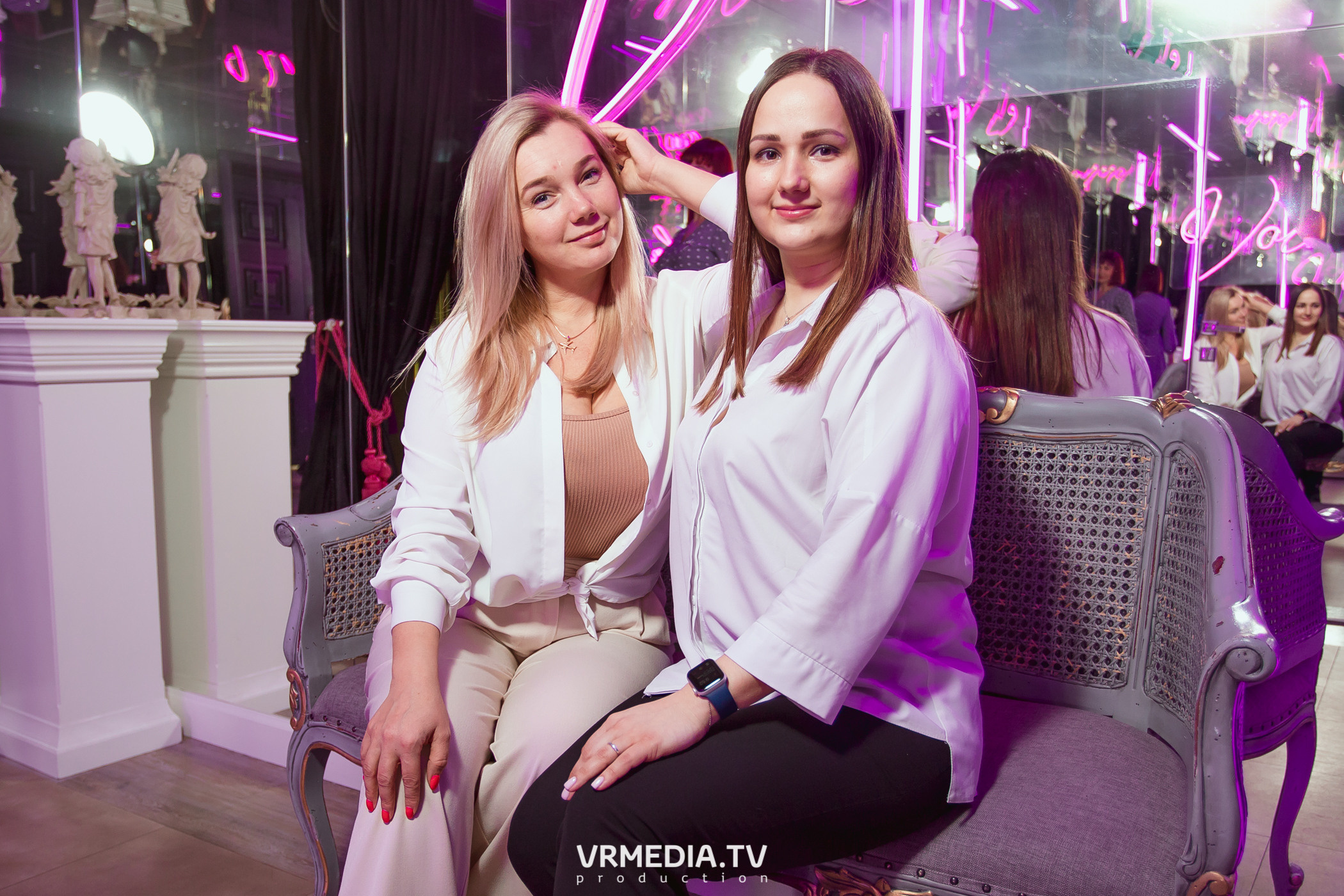 Международный женский день в караоке-баре «Volna»