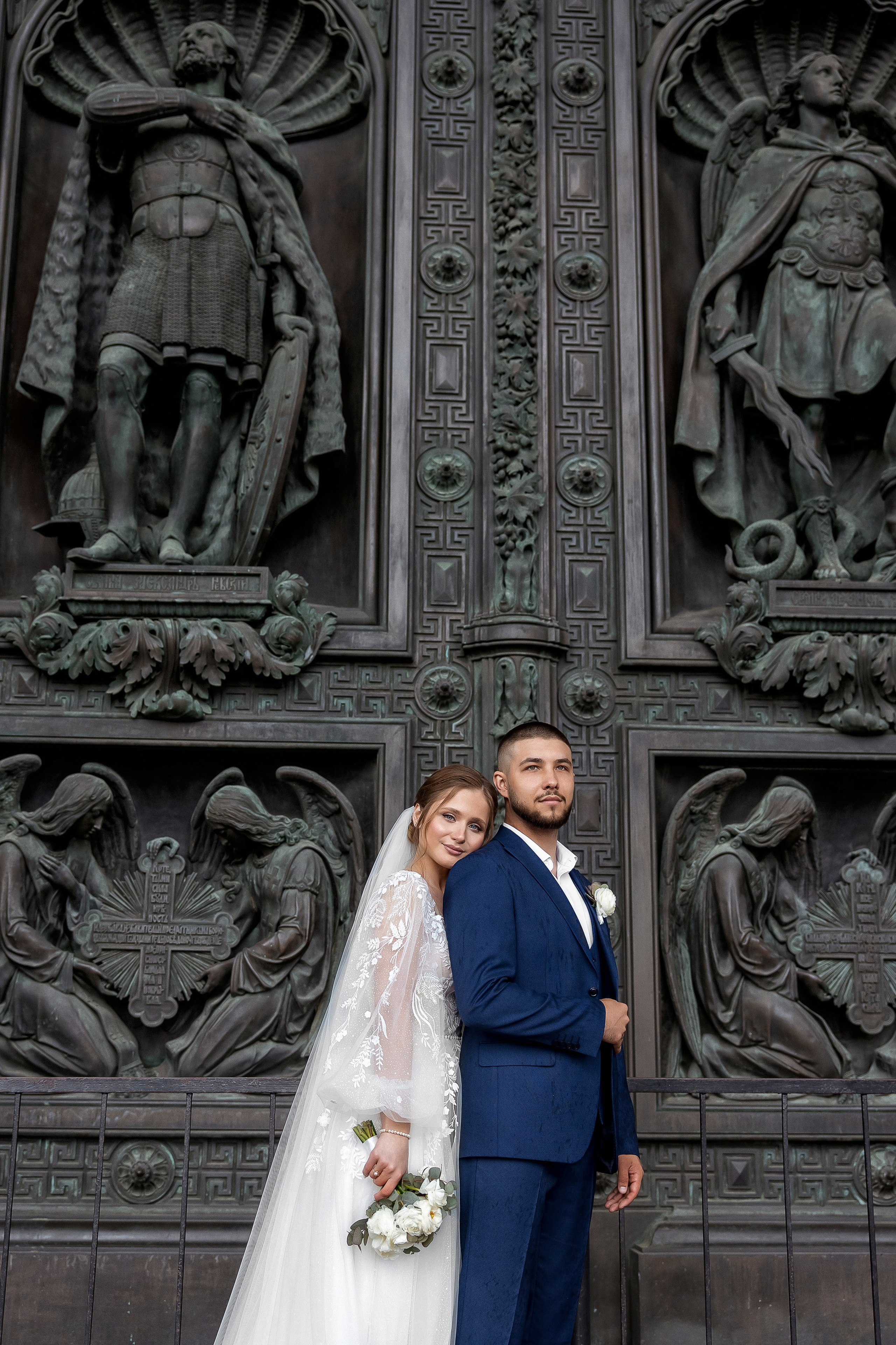 Яркая свадебная фотосессия под дождем. Свадебный и семейный фотограф Алексей Аверин