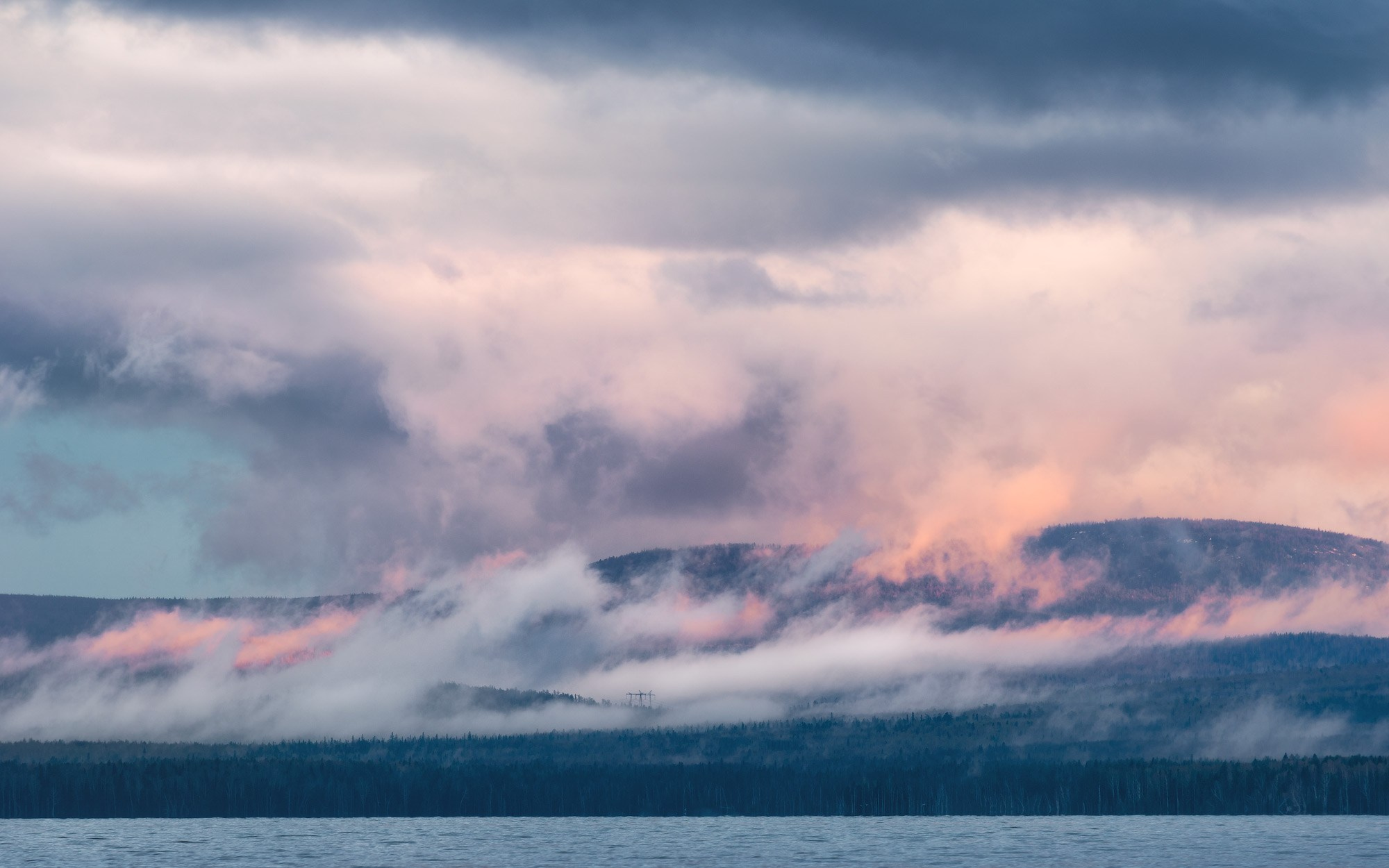 Туман после весеннего дождя поднимается из леса в Веселых горах на Среднем Урале.