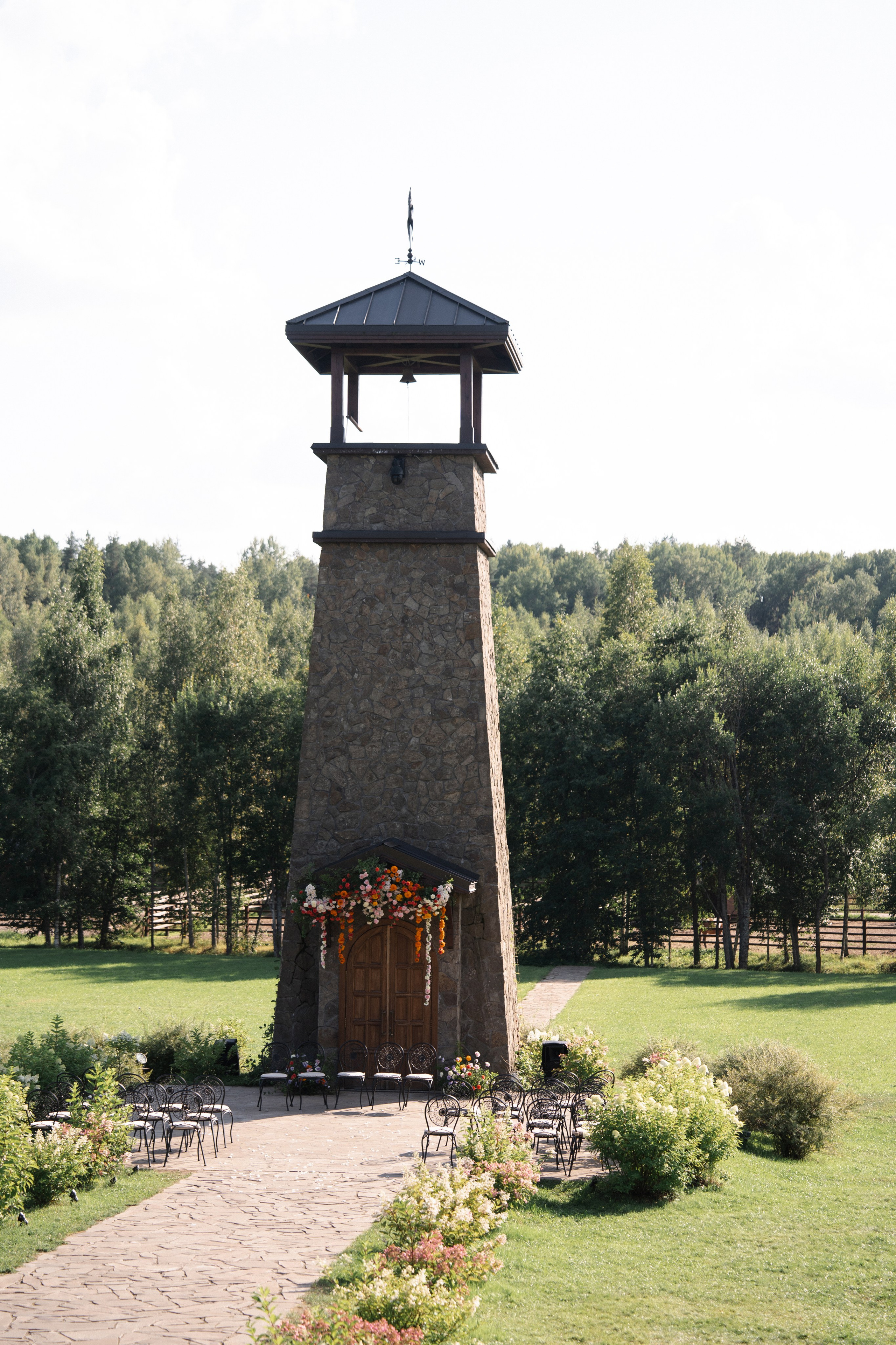 Арина & Иван. Камерная свадьба на природе в стиле в расслабленном стиле. Свадебный фотограф организатор в Санкт-Петербурге Ассоль Опарина