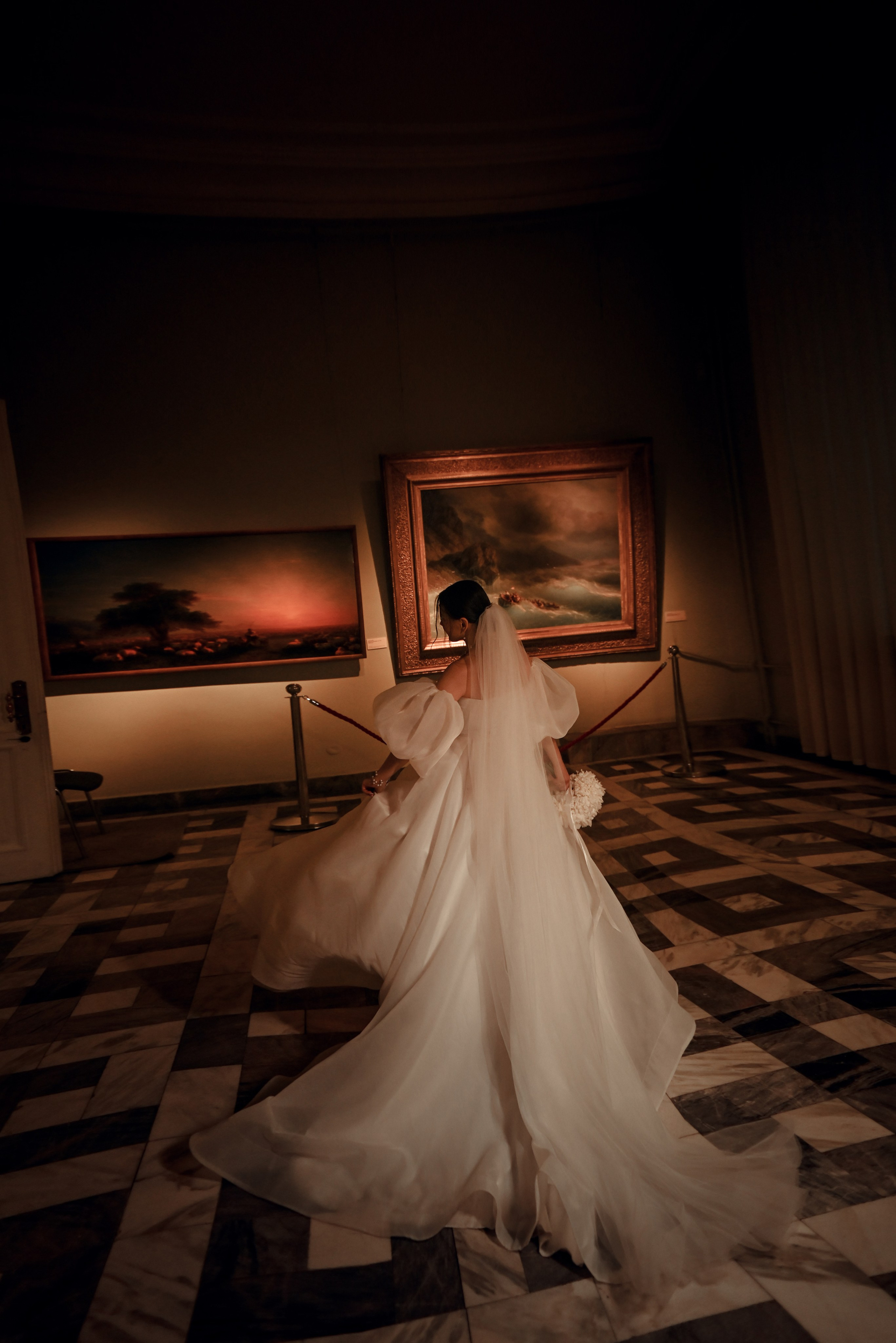 Небольшая свадебная серия в музее и прогулкой под дождем Эльмиры и Ризата. Свадебный, семейный, детский, контент фотограф в Омске Максим Ильин