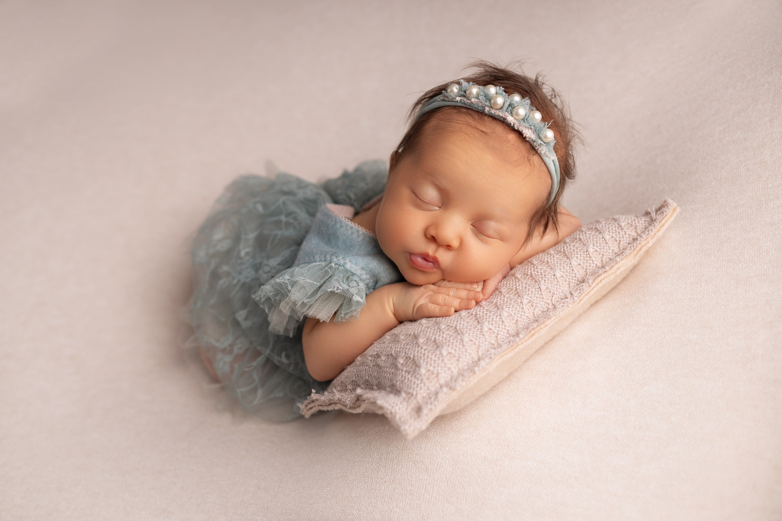 Классическая фотосессия малыша. Фотограф новорожденных малышей в Омске и Омской области Эльвира Камаева
