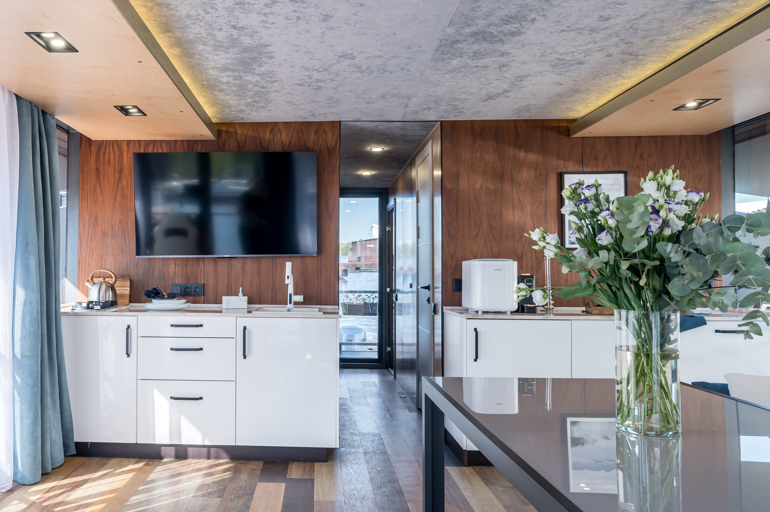 Хаусботы для вечеринок и бизнес-встреч. Интерьерный Фотограф Москва Криста FLY Труфанова