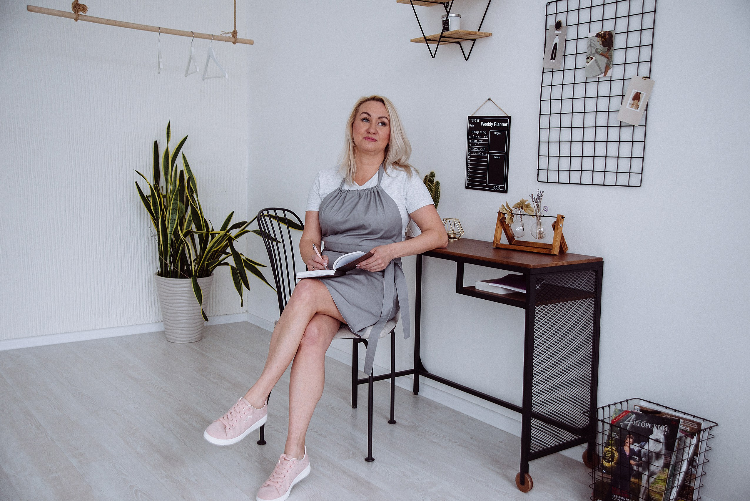 Контент фотографии для инстаграм мастера по шугарингу в студии. Контент фотограф Дарья Едапина Новосибирск. Фотограф Дарья Едапина Новосибирск