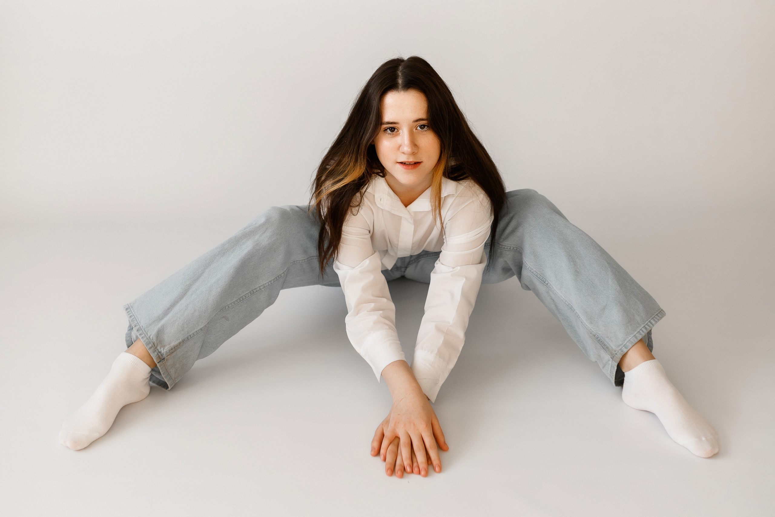 индивидуальная фотосессия в Перми. Девушка в студии на белом фоне в джинсах и рубашке. Лайфстайл.