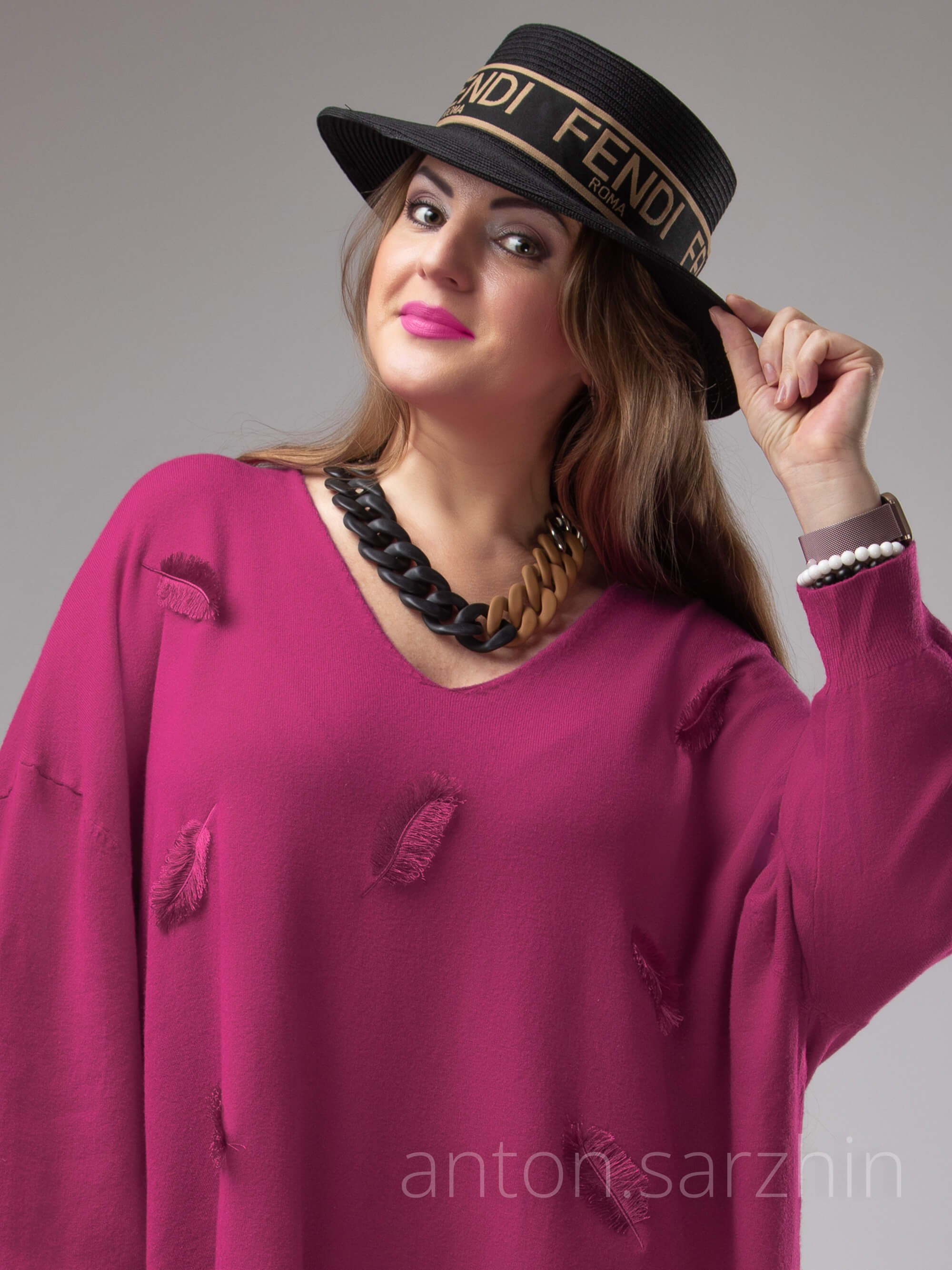 Студийный портрет плюс сайз модели