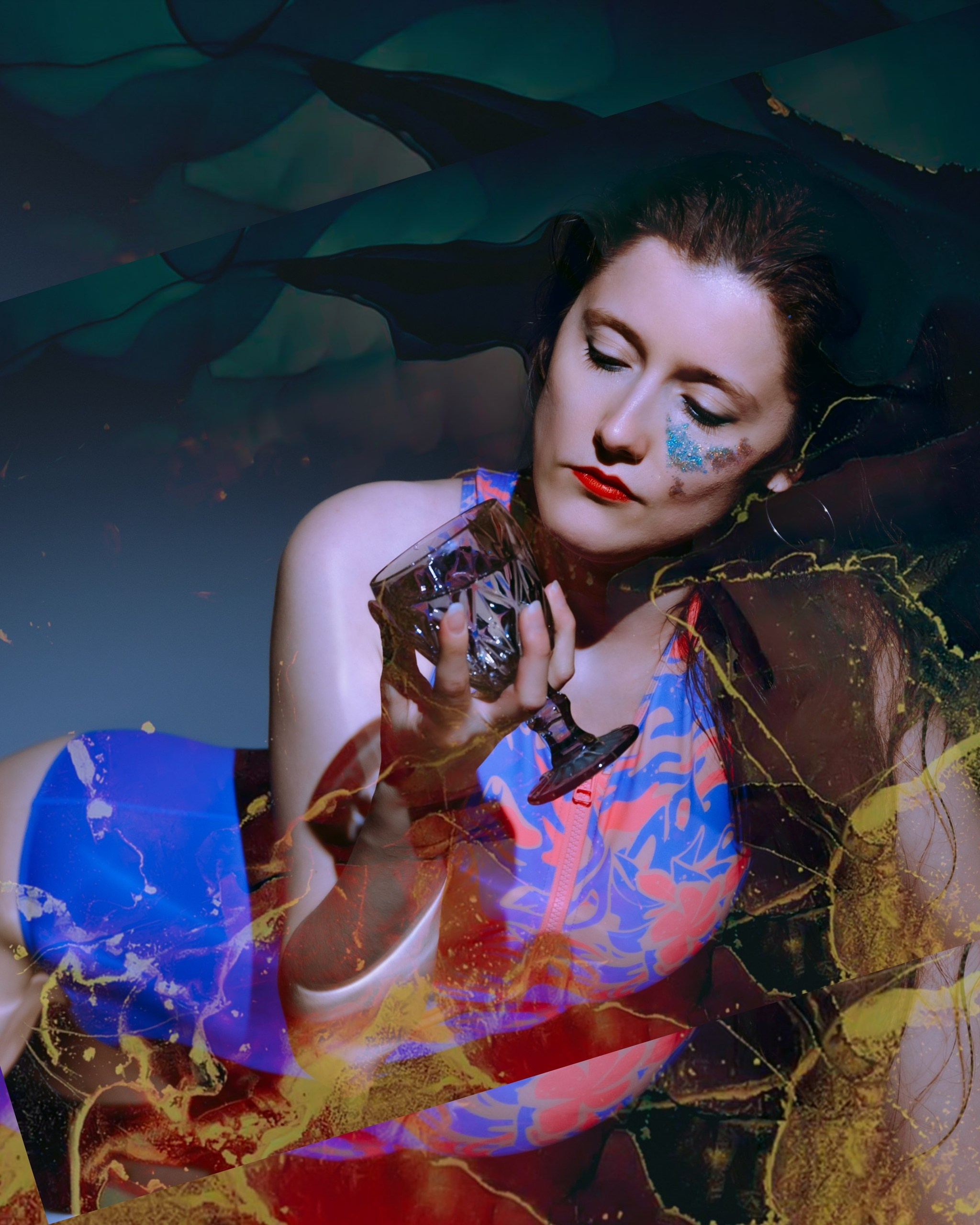 арт-фото девушки с гибким зеркалом