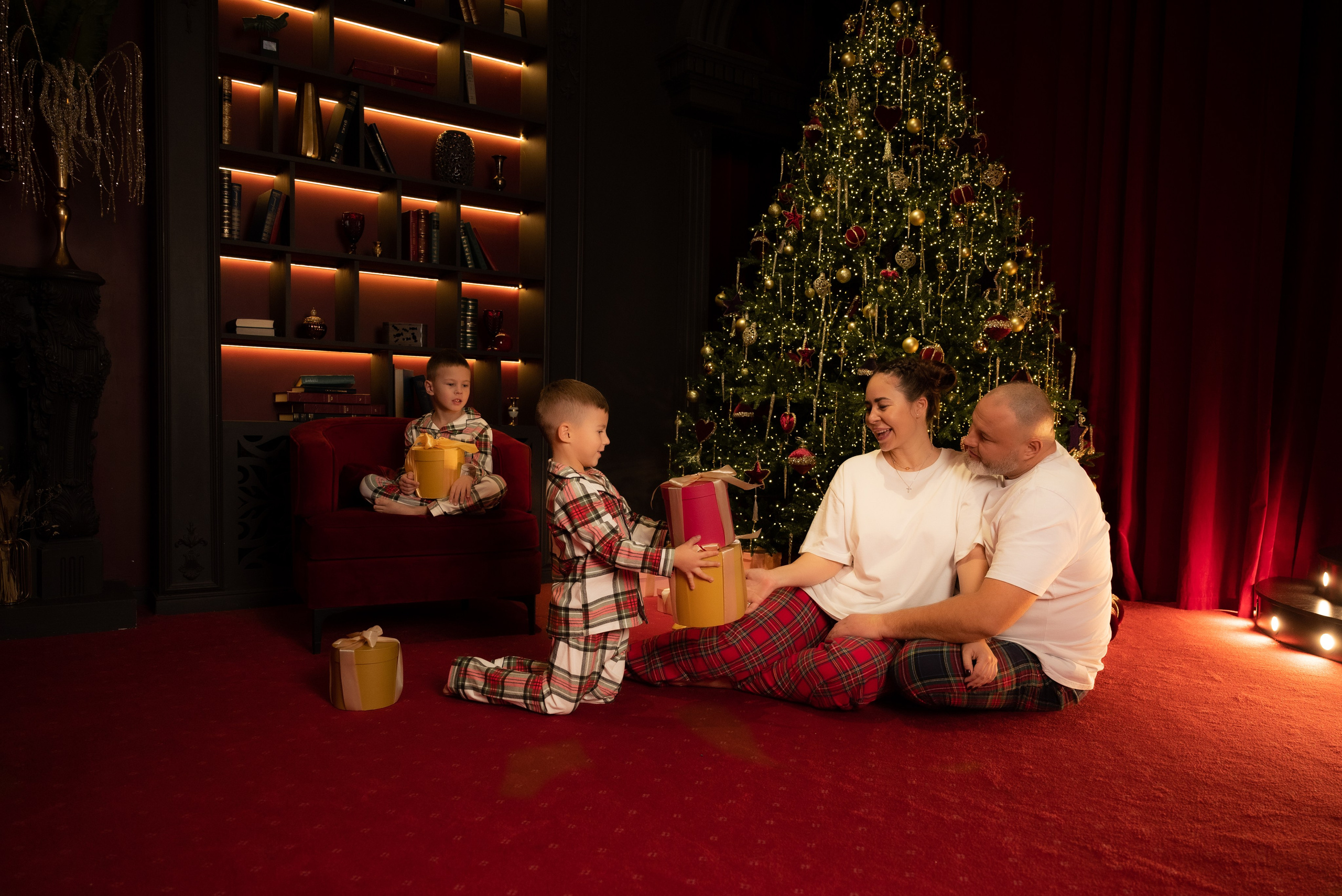 Новогодняя фотосессия в студии зале АНРИ. Фотограф Ксения Огородова портфолио