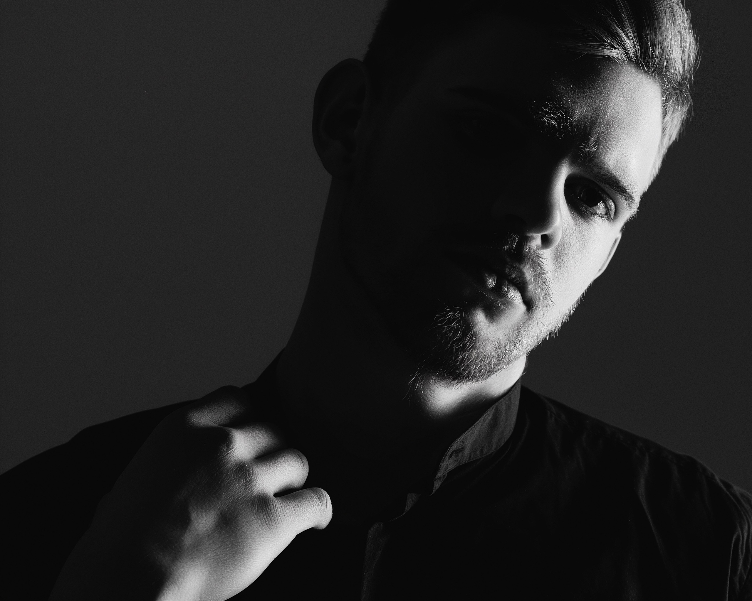 Мужской профиль в низком ключе, драматичное студийное фото, фотограф в Пензе Александра Овечкина.