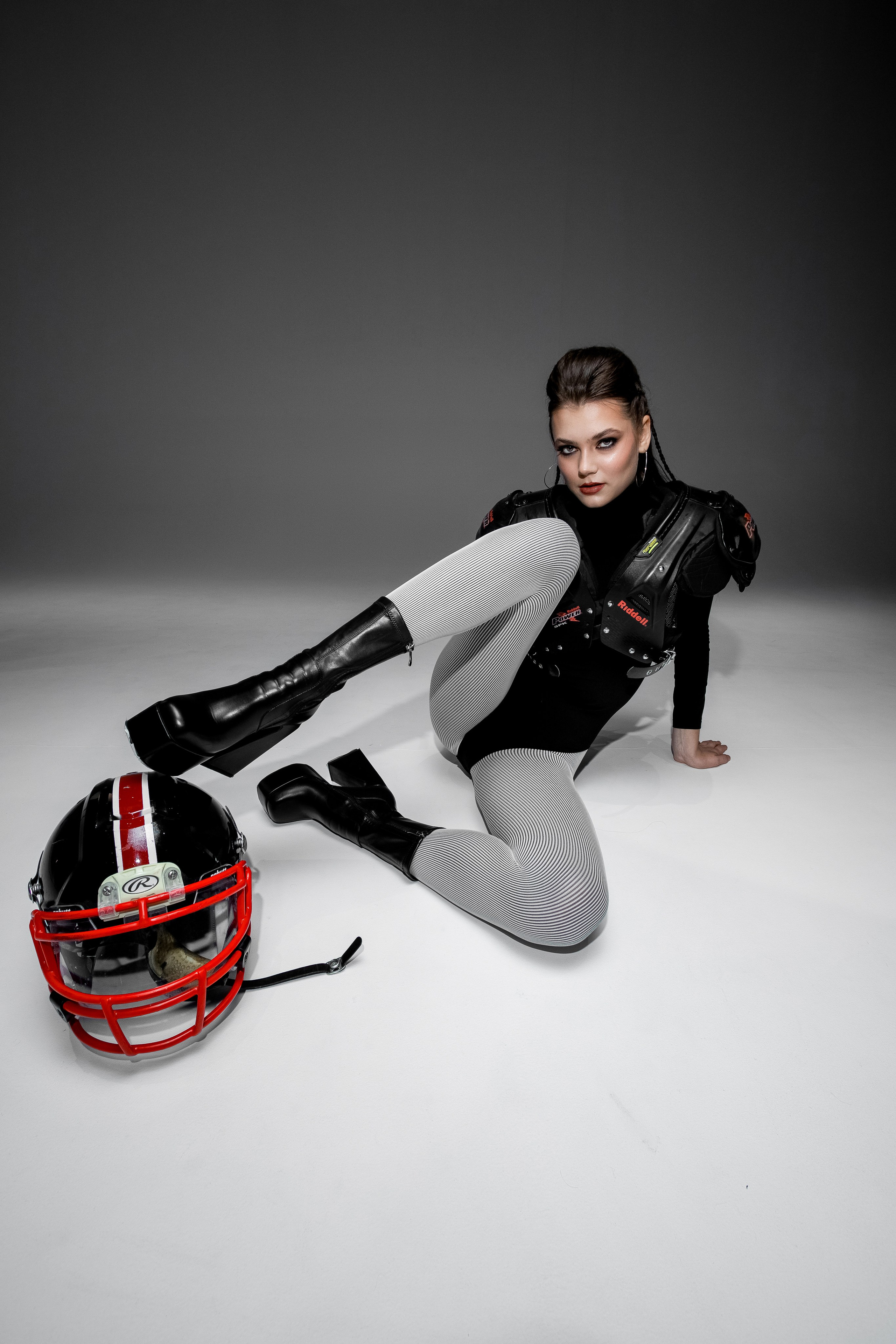 американский футбол, спортшик, фотосессия творческая, студийный свет, женская фотосессия