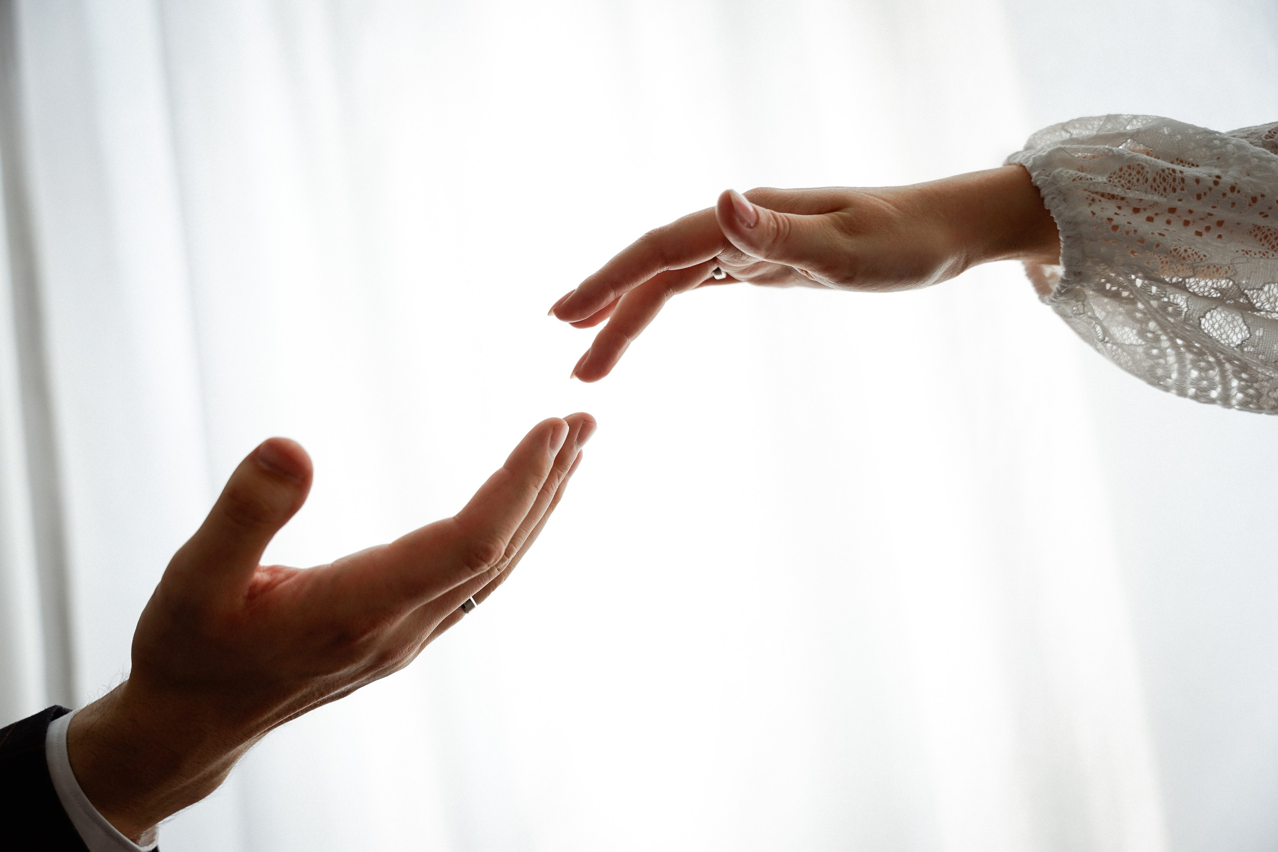 Свадебная фотосессия в студии с темным полом