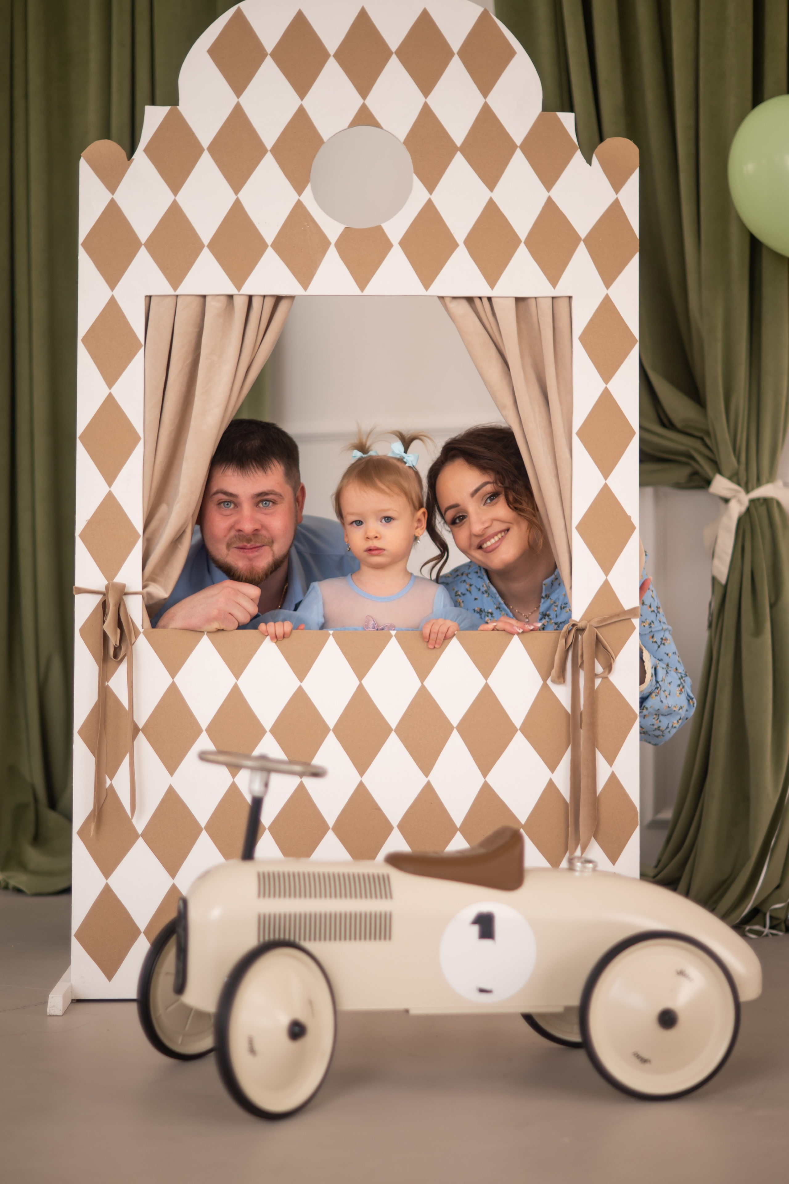 Александр и Анастасия и доченька Юлечка (1). Я Ольга Казанцева, фотографирую снимаю ваши киноистории и печатаю фото и цифровые портреты на холсте