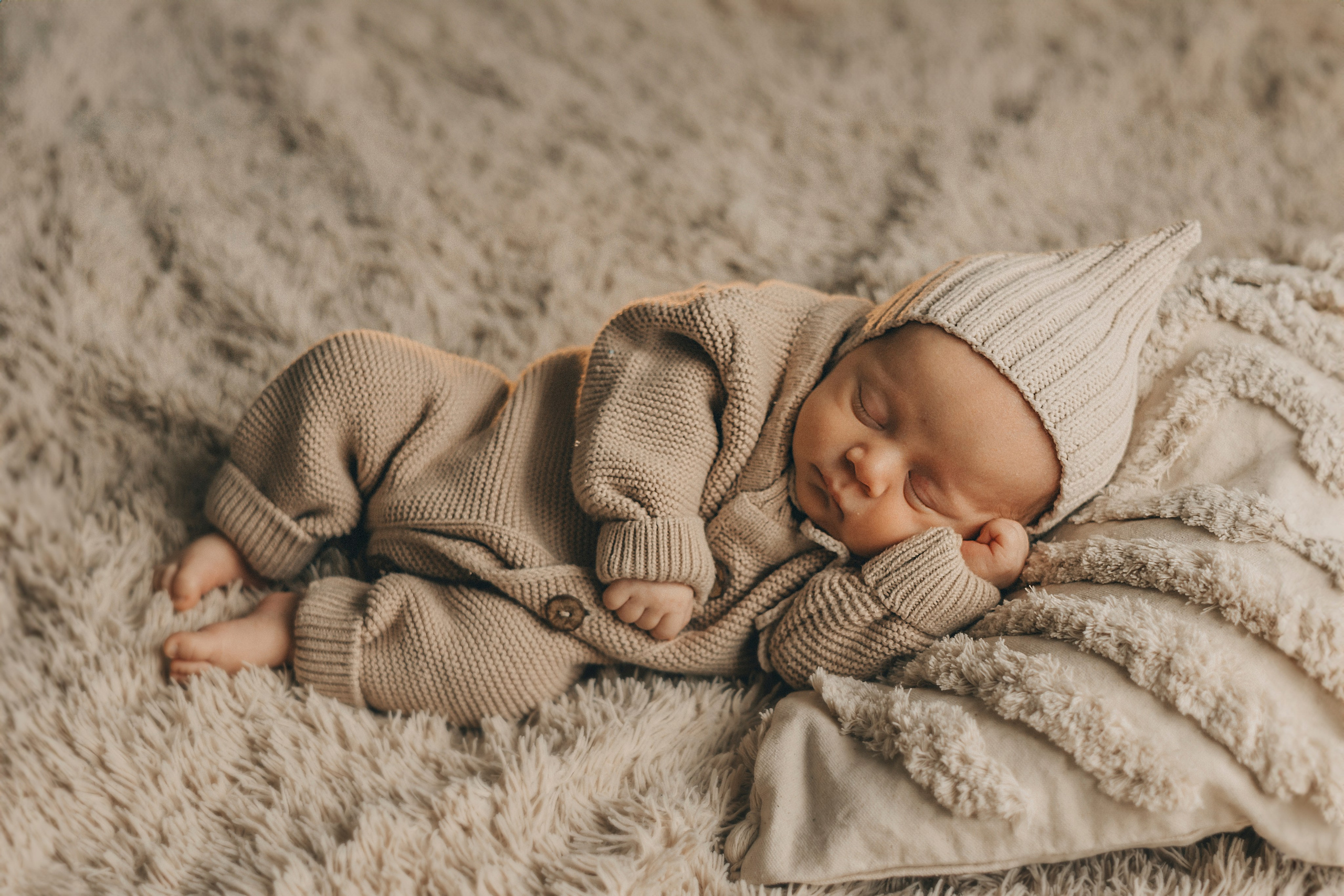 Малыш на подушке