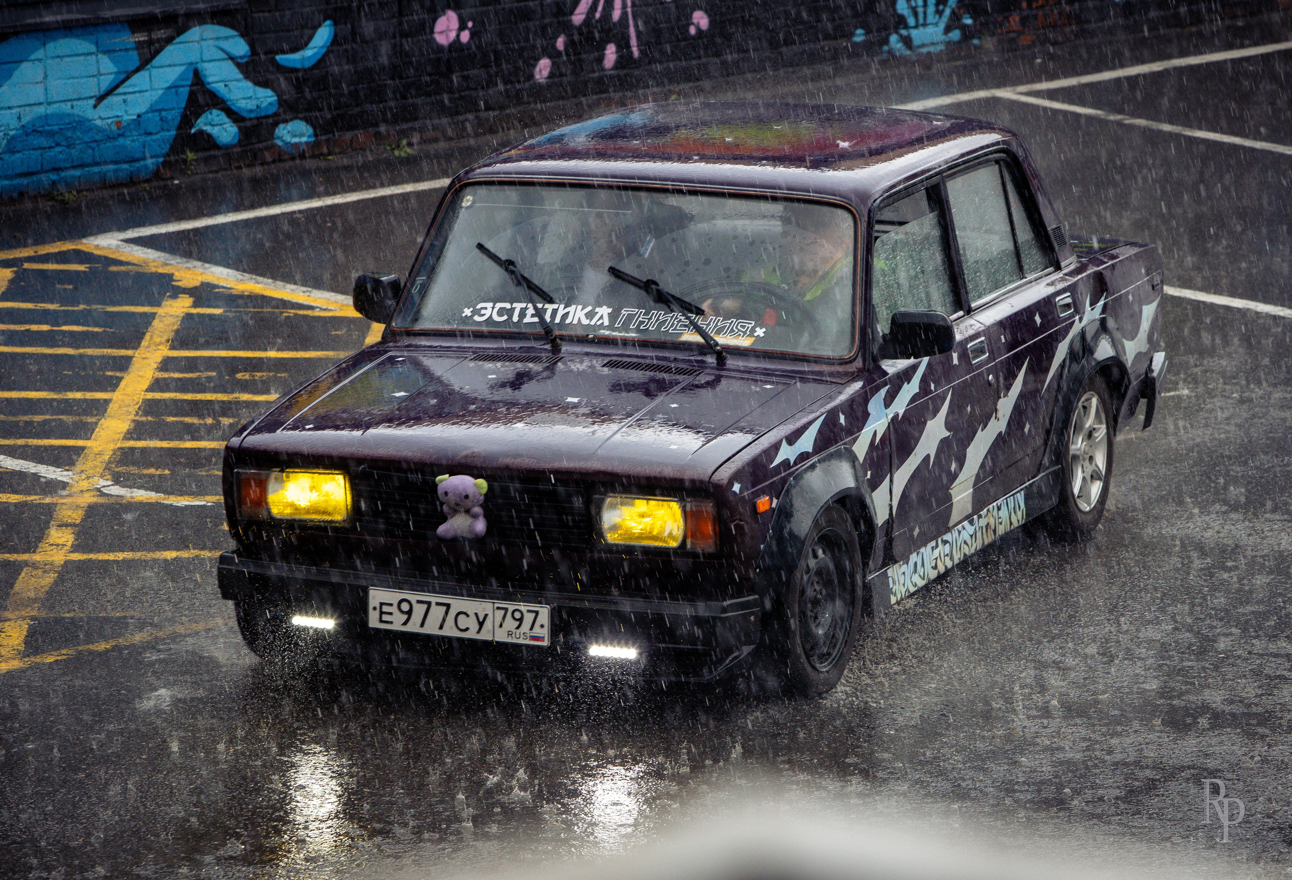 SHOWDOWN. Rusty Photographer