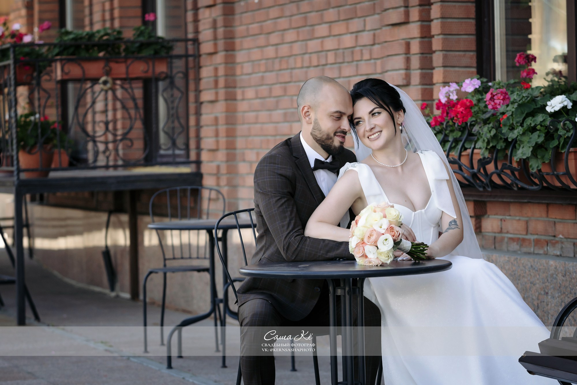 Как обратиться к свадебному фотографу первый раз? Просто напишите приветствие и идею съемки. Начнем общение!